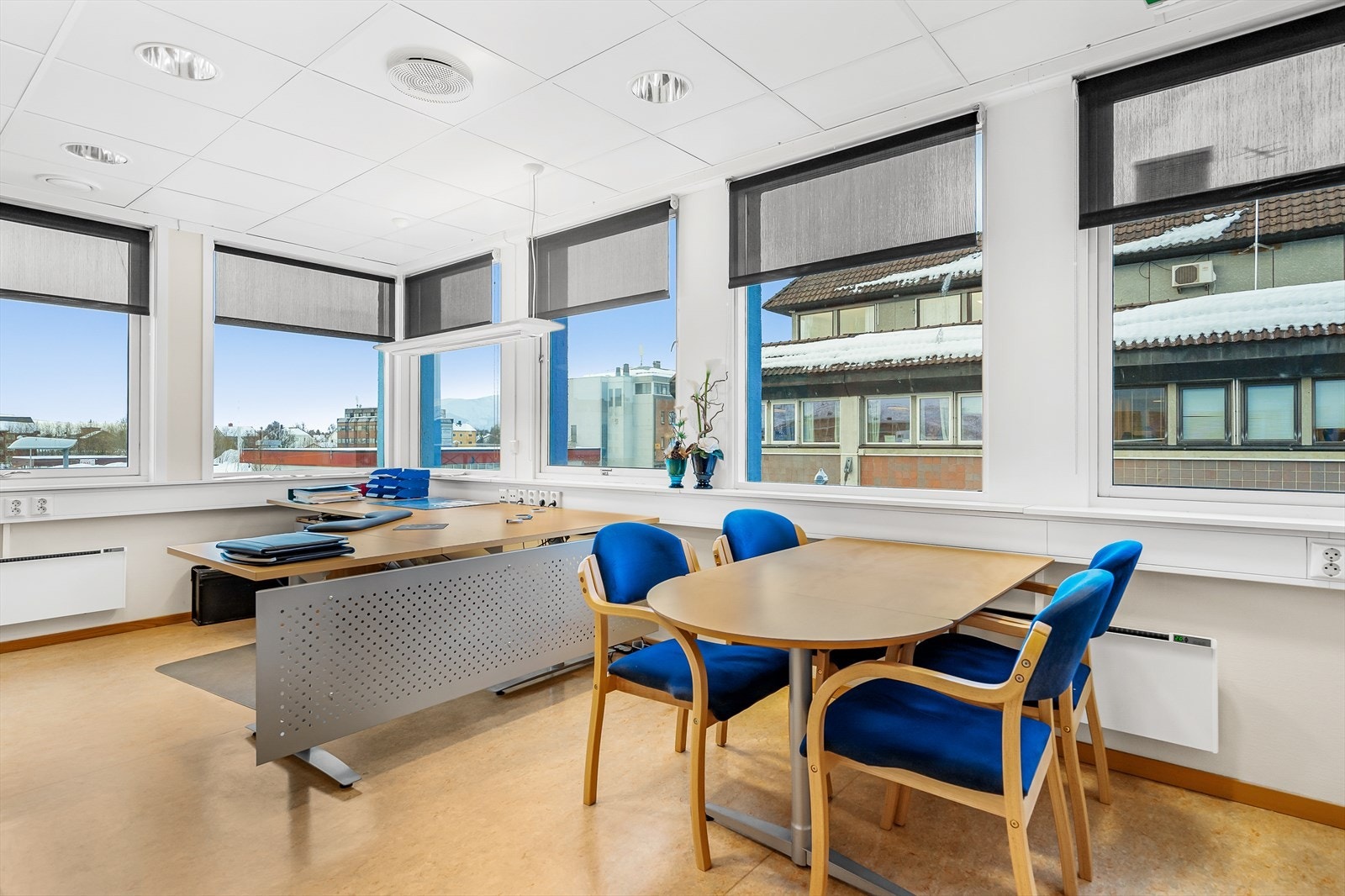 Flott utsikt fra hjørnekontorene. Galleribilde