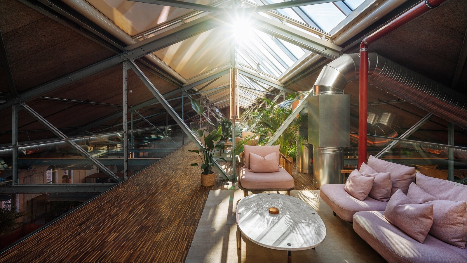 Factory Tøyen tilbyr over 2000kvm med coworking, kontorer, café, møterom, lounger, og eventlokaler, designet for en ny generasjon av kreative individer. Galleribilde