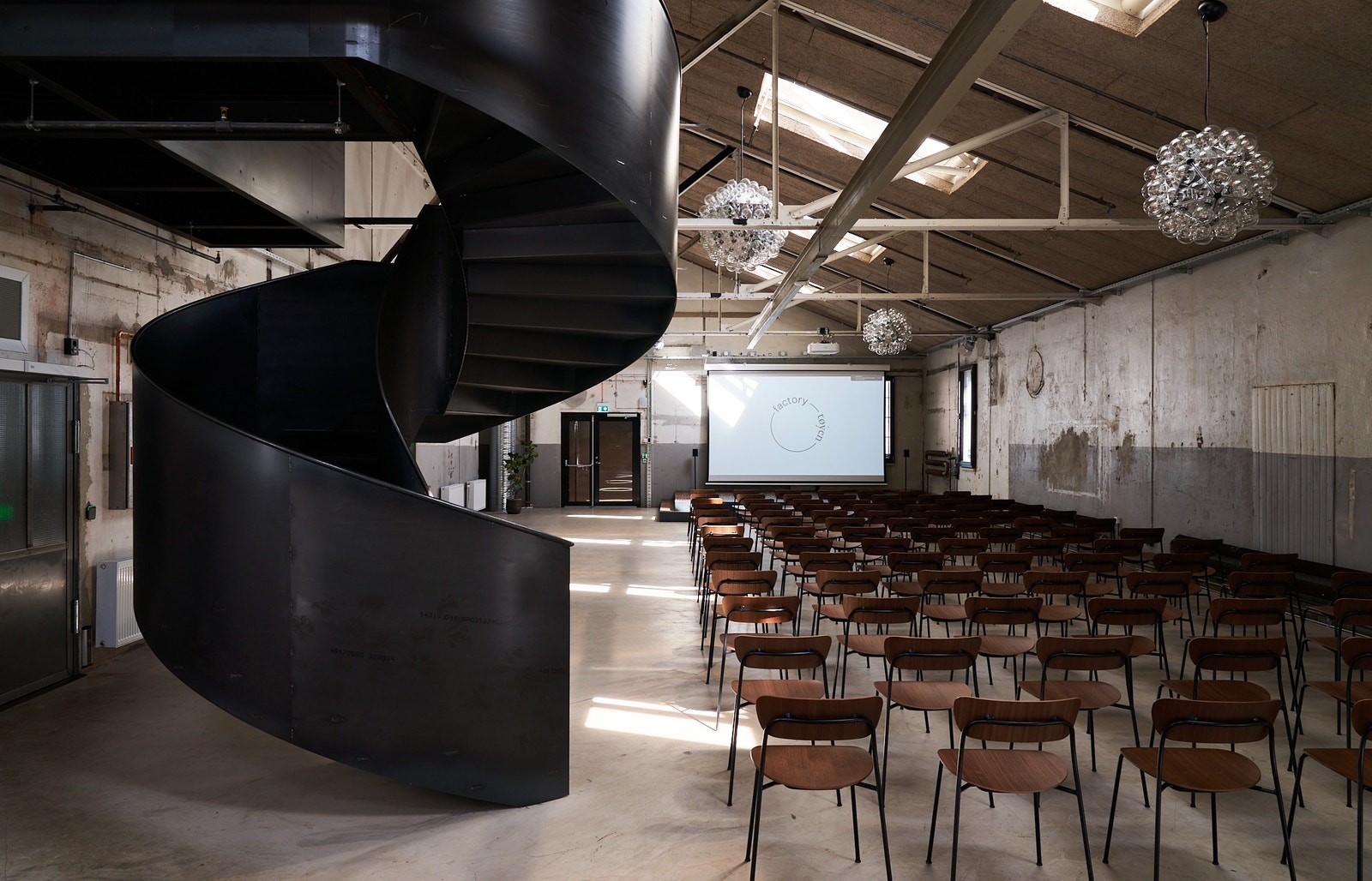 The Hall: Perfekt for større samlinger, produktlanseringer, visninger, live oppsetninger, utstillinger, marked, middager, video og foto produksjon med mer. Galleribilde