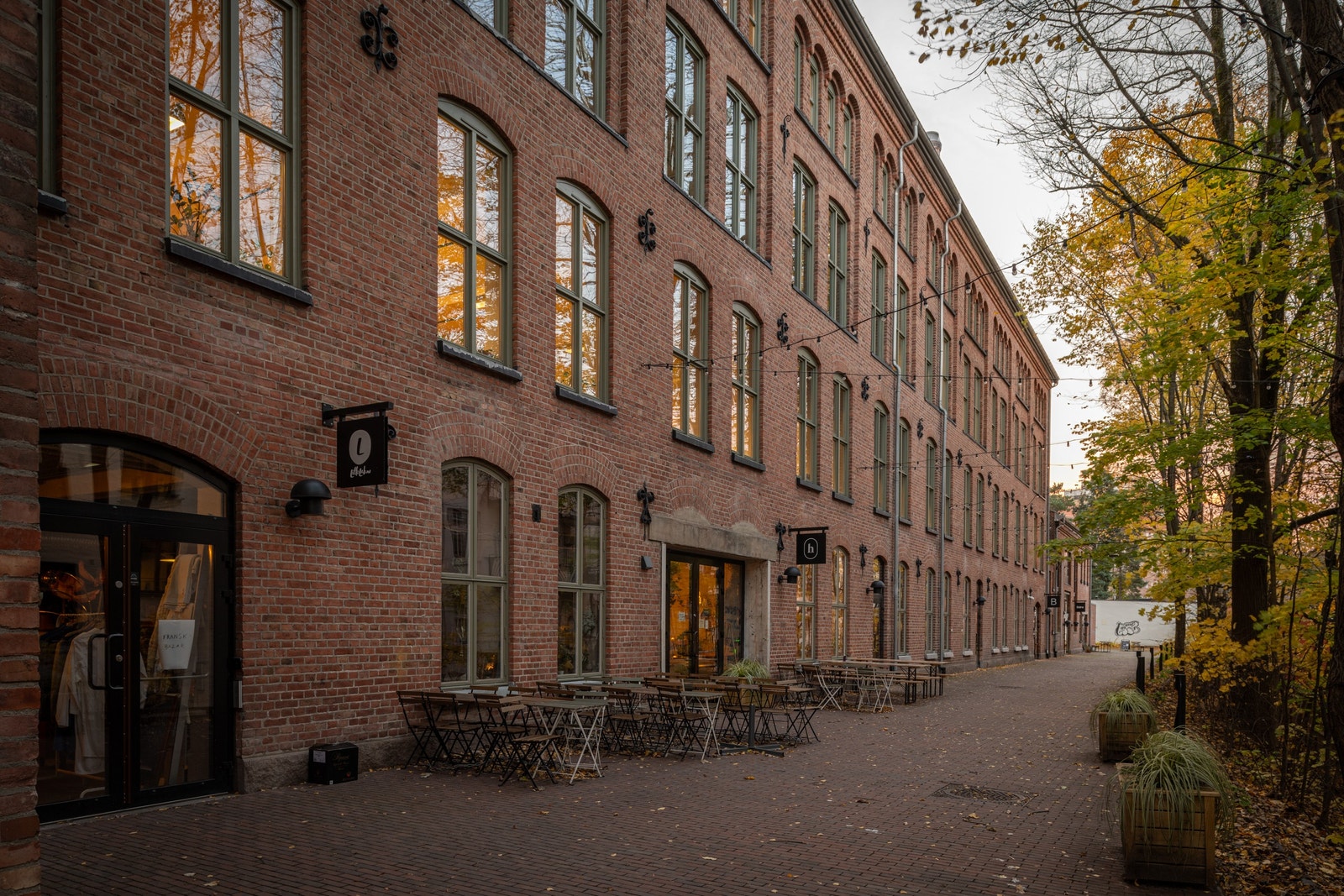 Kjølberggata 21 er en tekstilfabrikk fra 1911 med historie i veggene. Bygget er det første i Norge i fullarmert betong og kan regnes som lillebroren til Havnelageret i Oslo, begge tegnet av arkitekt Bredo Henrik Bertsen. Galleribilde
