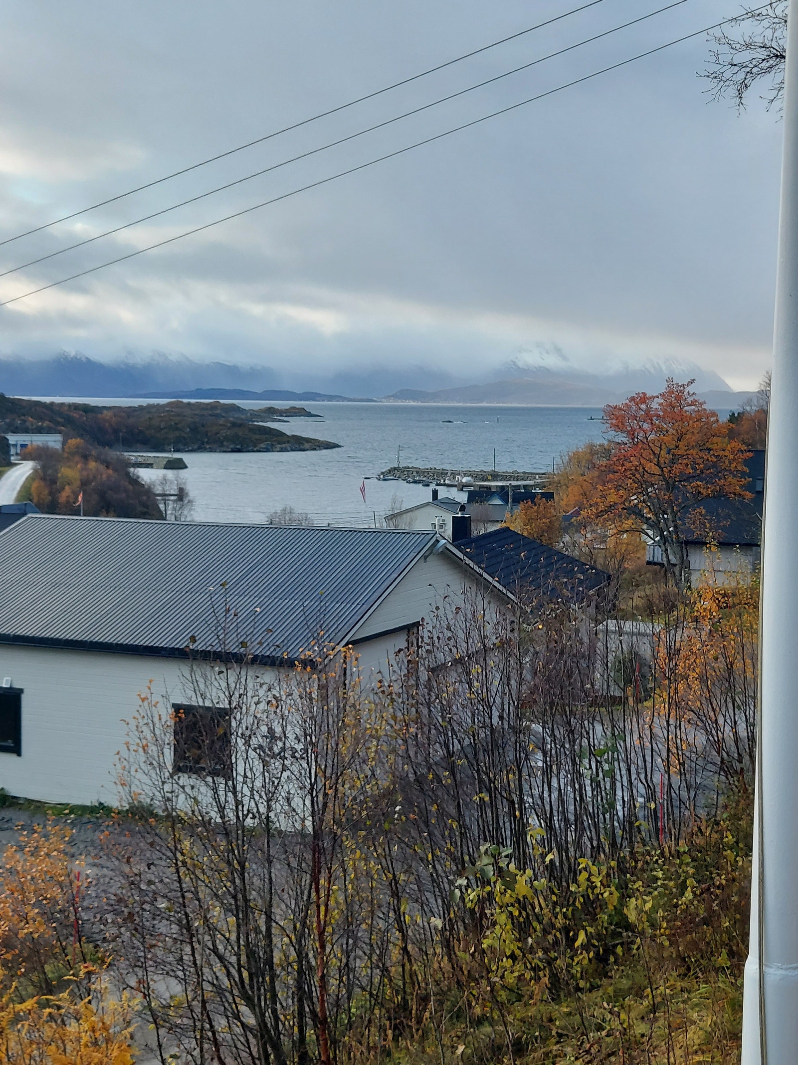 Utsikt mot vest og mot havna fra terasse. Galleribilde