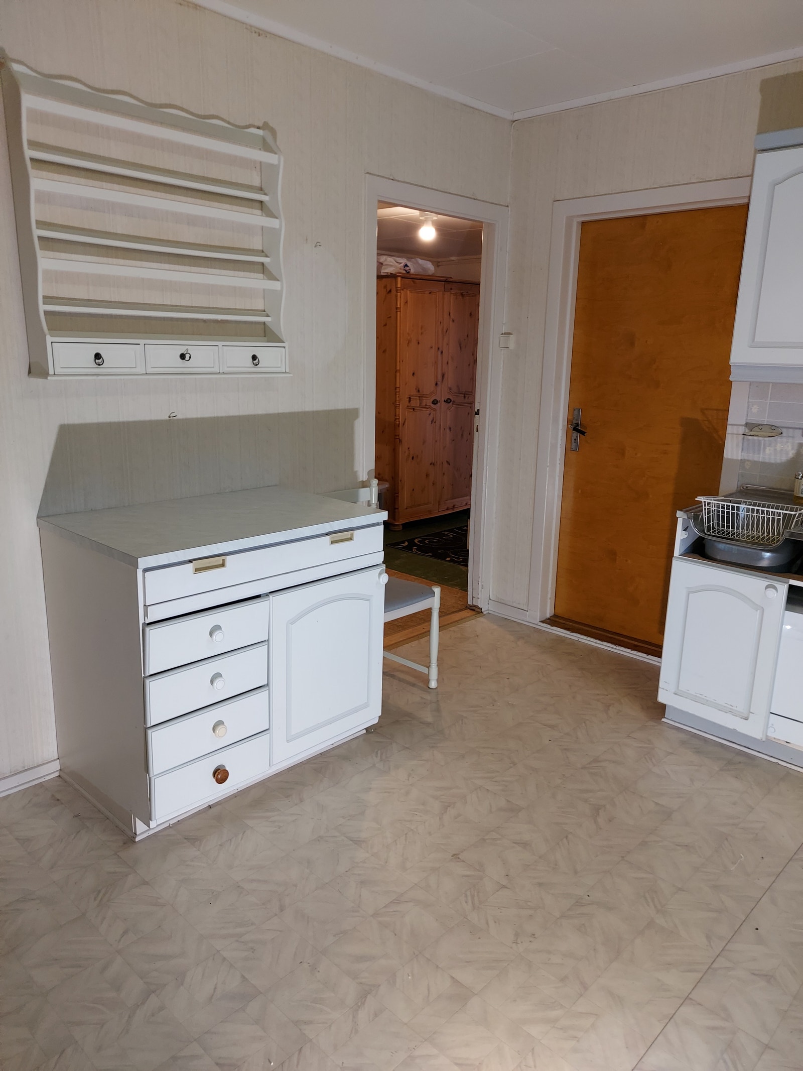 Kjøkken mot gang og matbod. Galleribilde