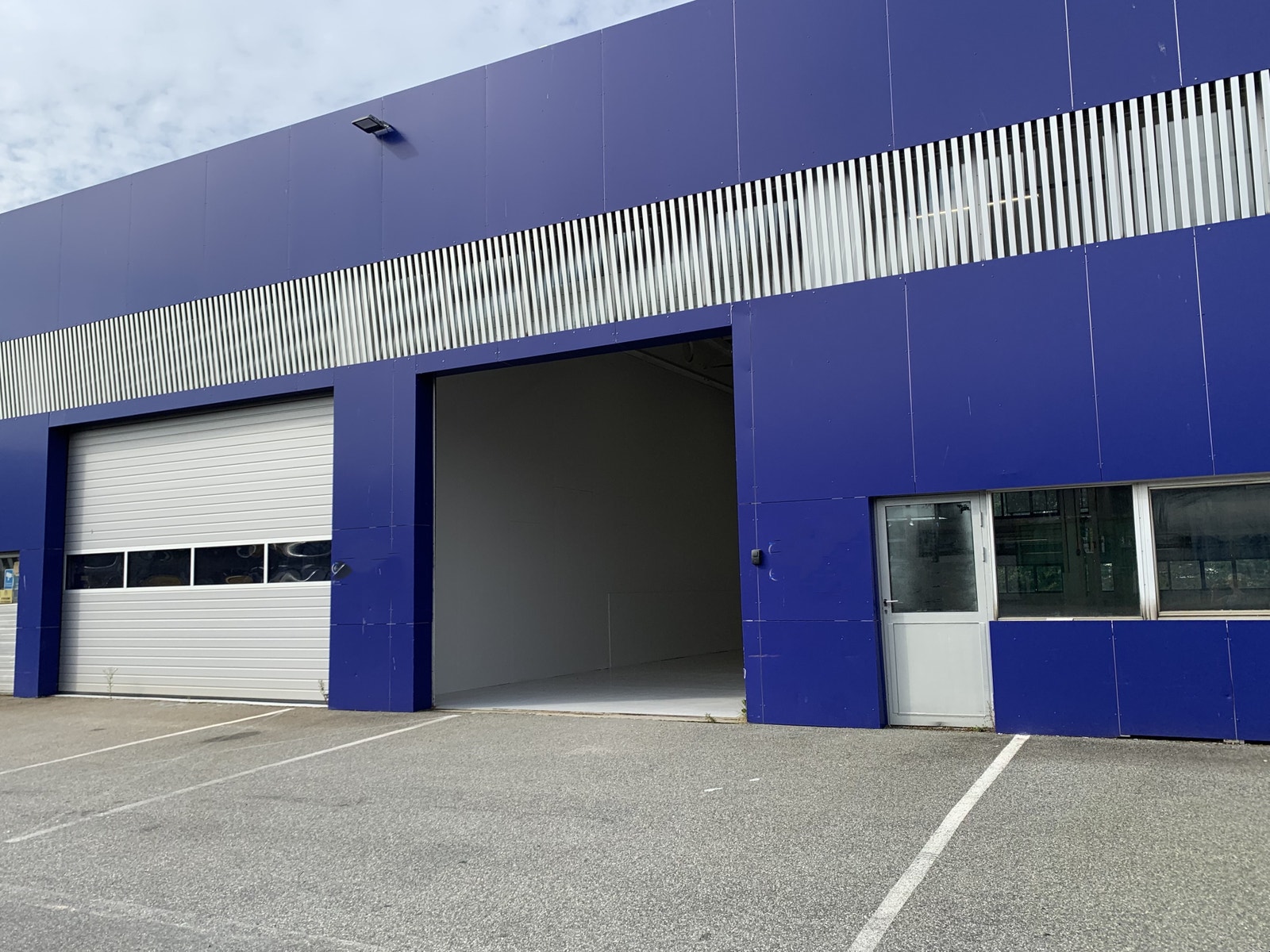 Begge hallene har kjøreport og parkering utenfor bygget Galleribilde