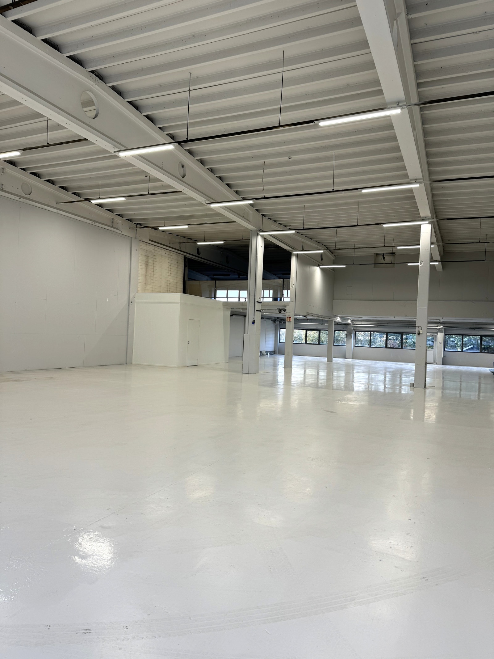 En av to haller som begge har nyrenovert garderobe med to toalett Galleribilde