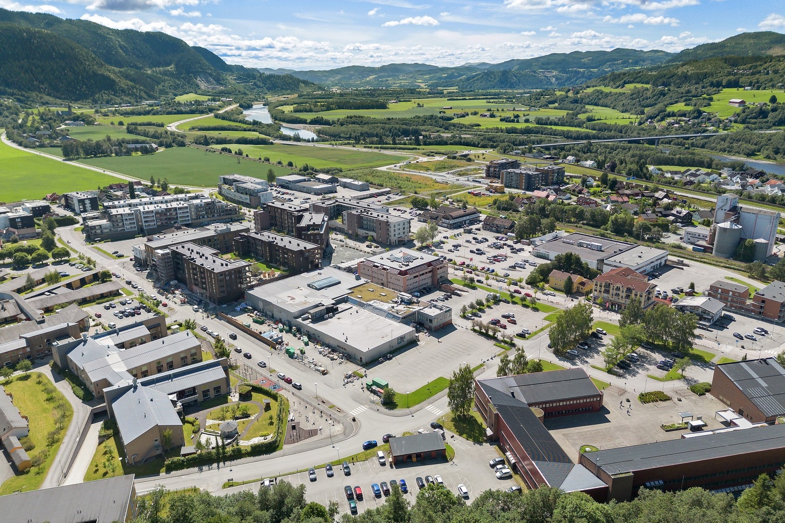 Det er kun 2 km til Melhus sentrum med alle fasiliteter. Gang- og sykkelvei hele veien. Galleribilde