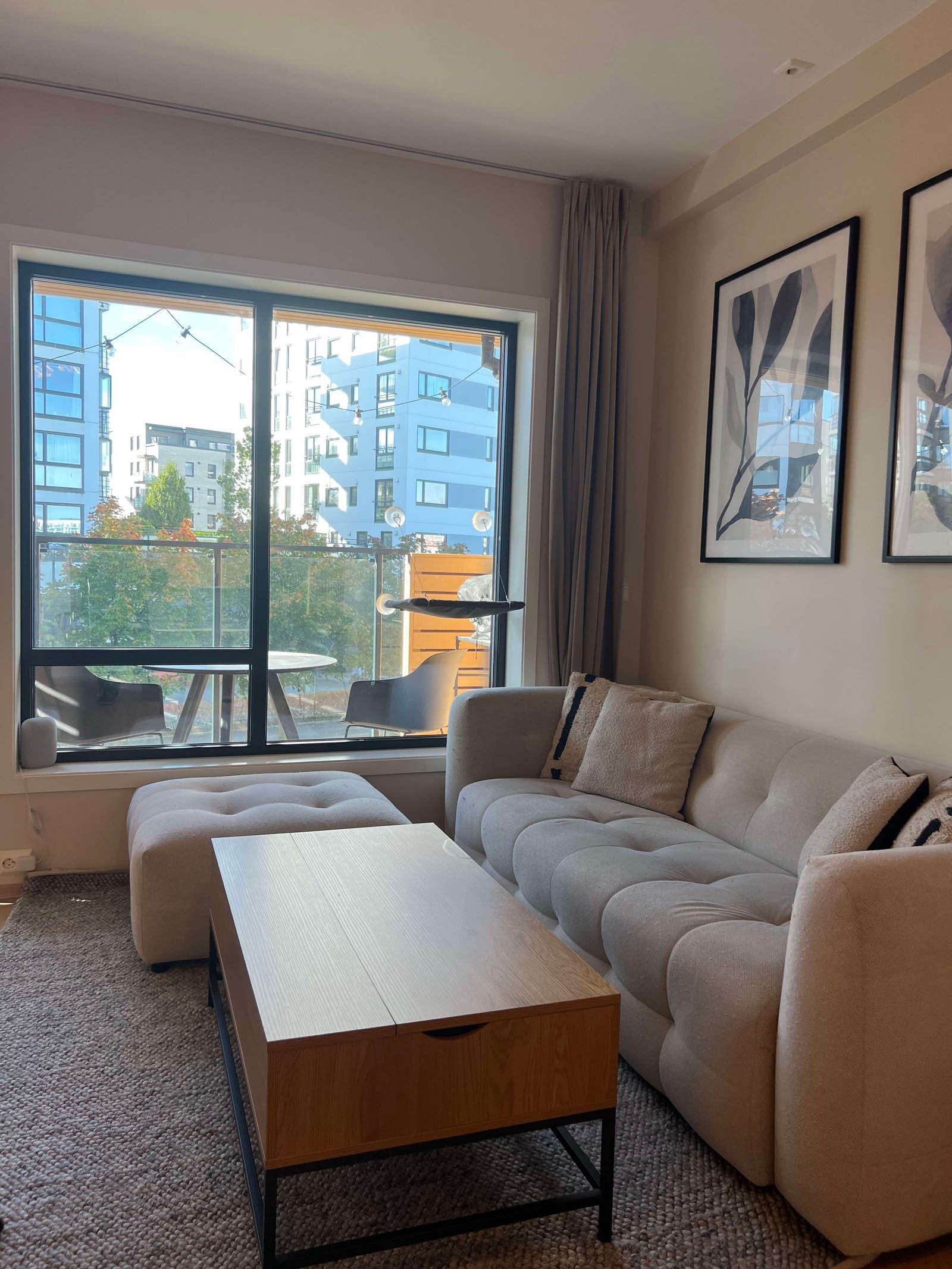 Sofa med puff og kaffebord i stuen Galleribilde