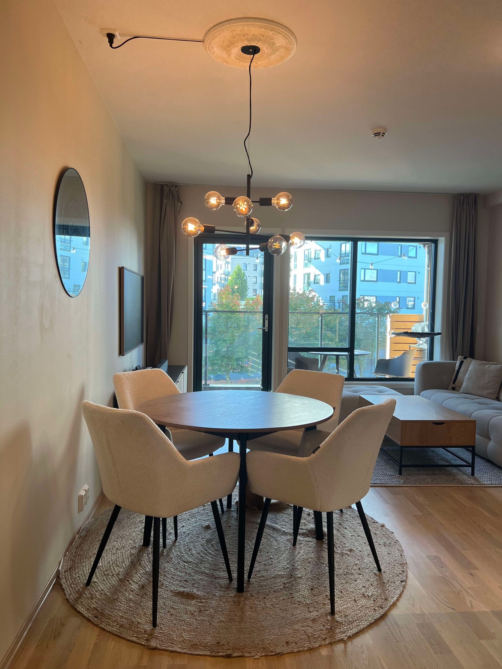 Koselig spiseområdet med spisebord og stoler Galleribilde