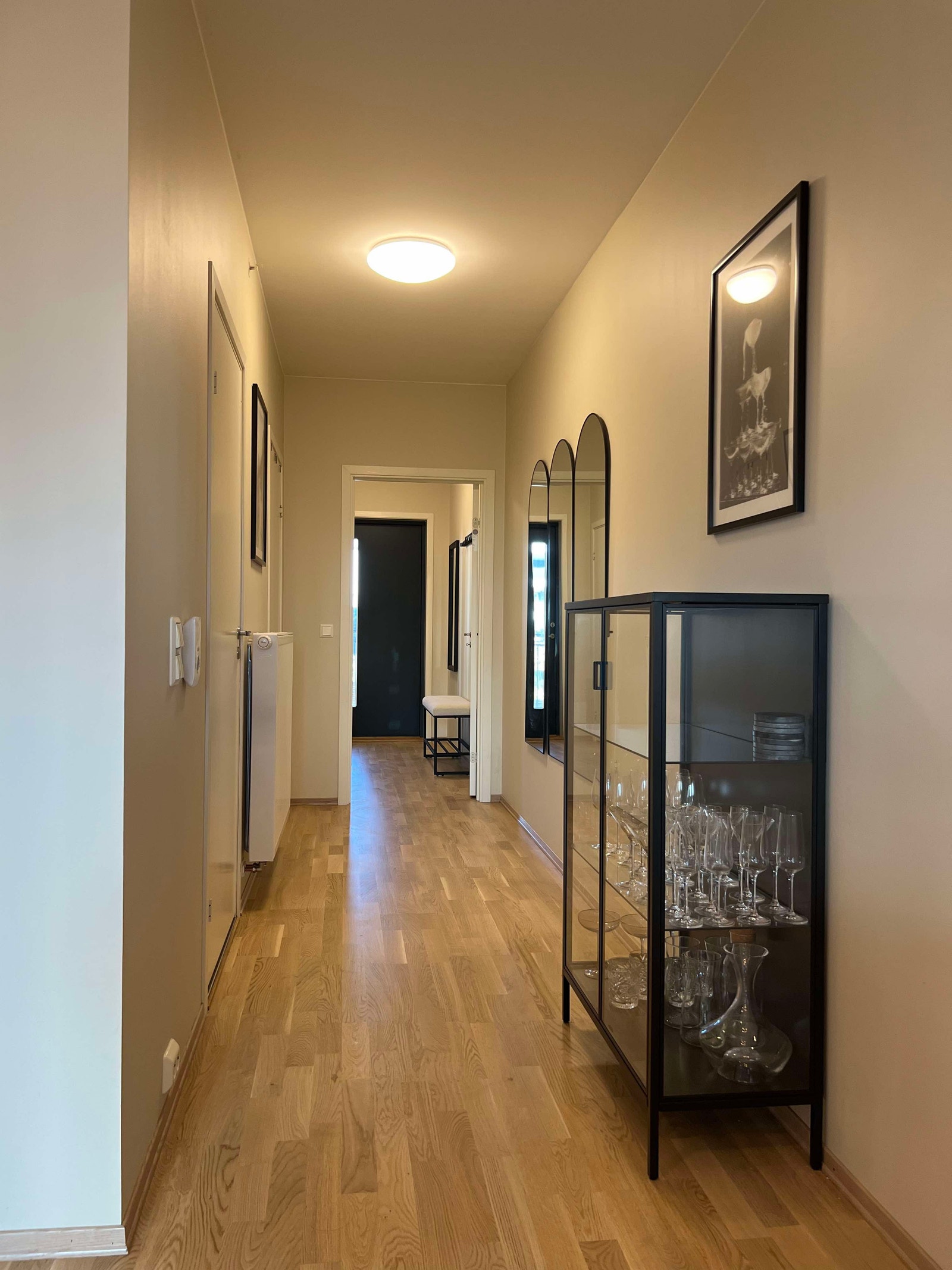 Gangen kommer med speil og vitrineskap Galleribilde