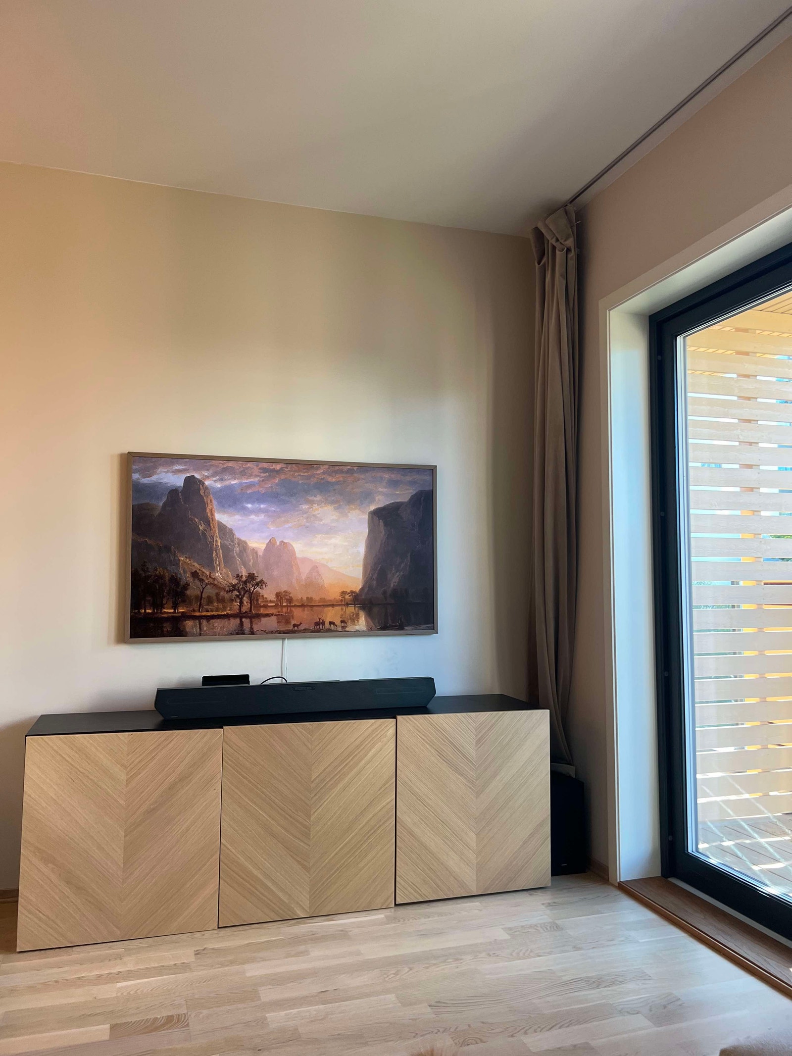 Tv og kommode i stuen Galleribilde