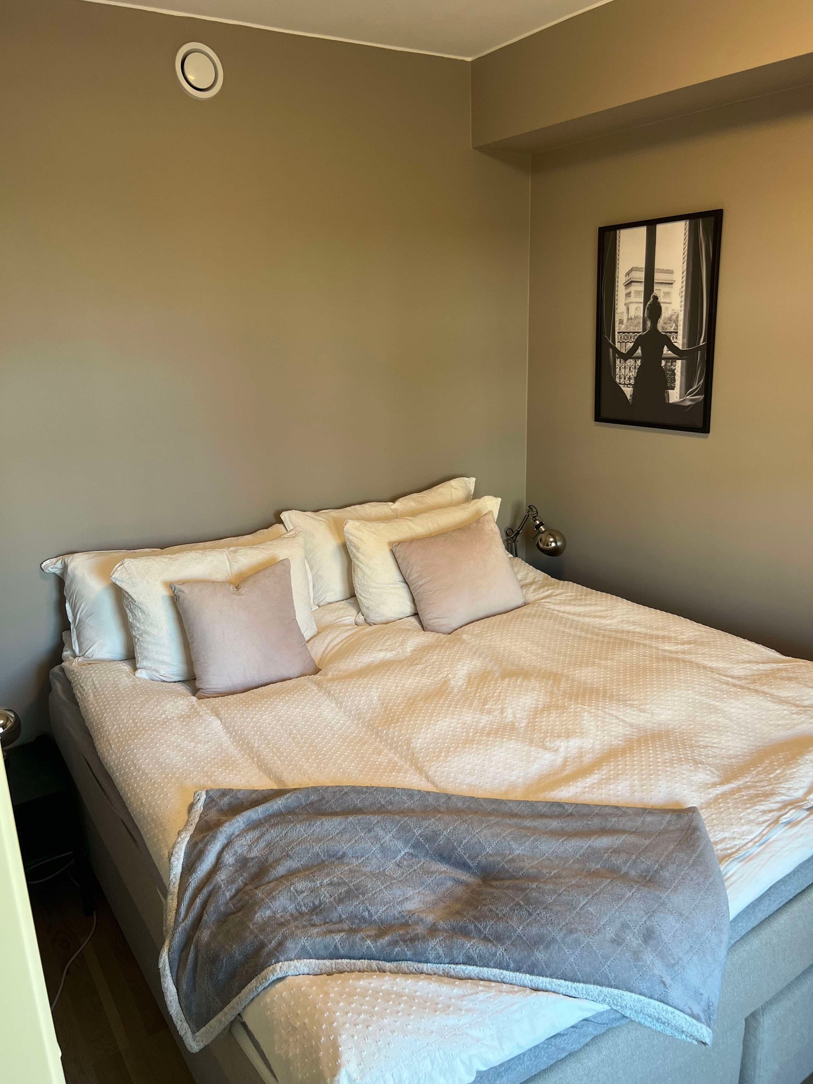 Soverom med dobbeltseng Galleribilde