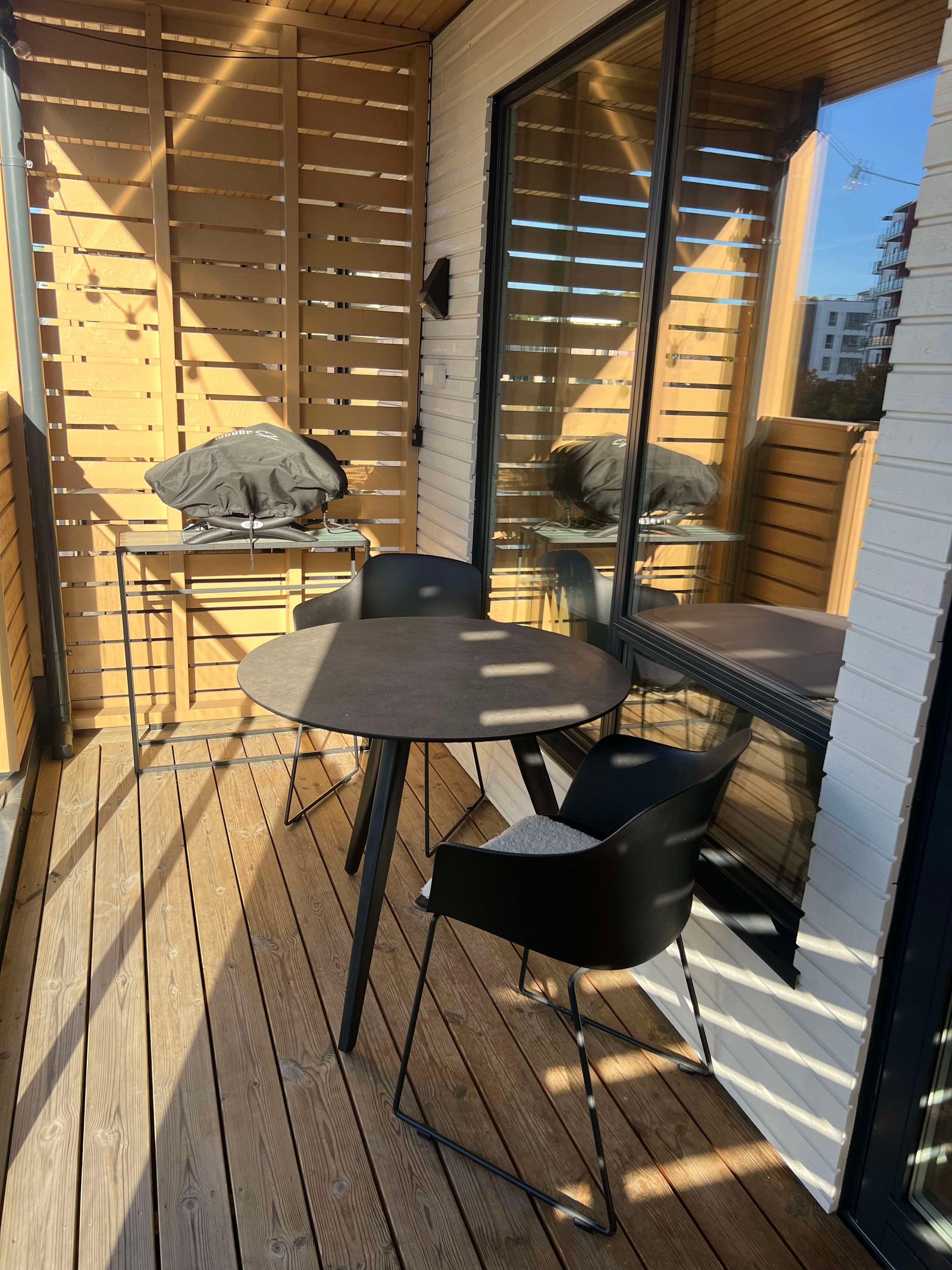 Koselig balkong med spisebord og stoler Galleribilde