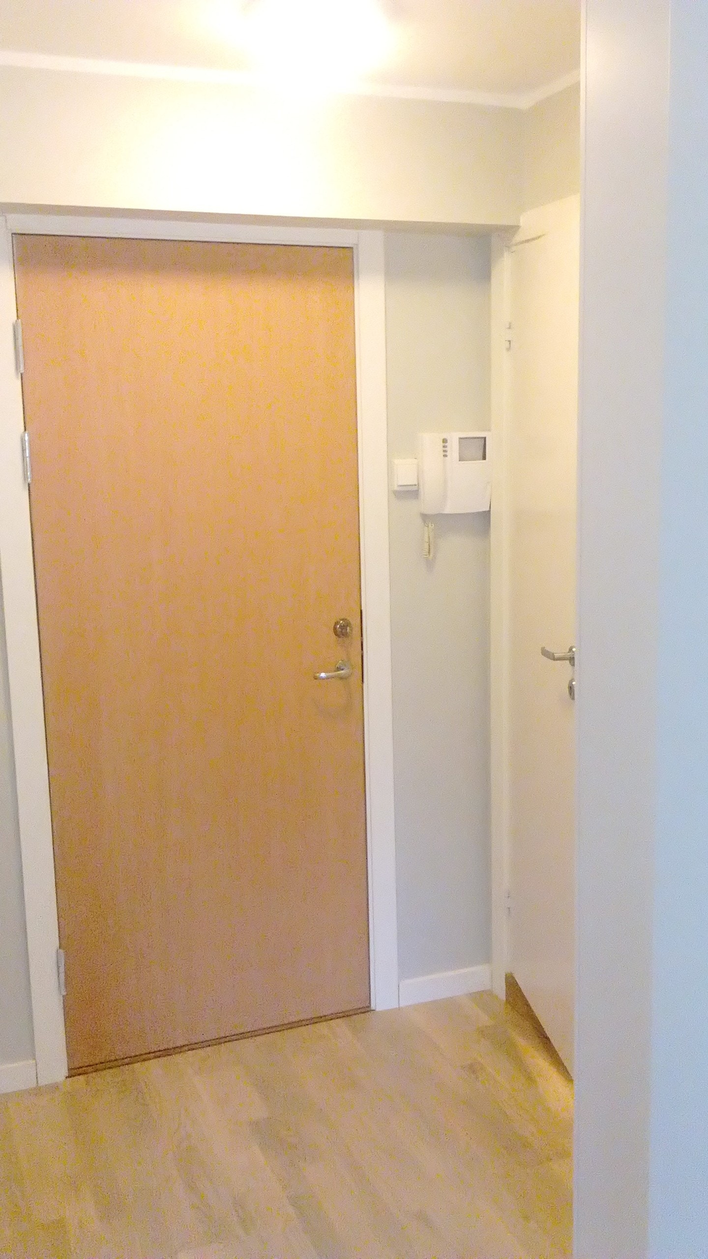 Entré med inngangsdør og porttelefonanlegg Galleribilde