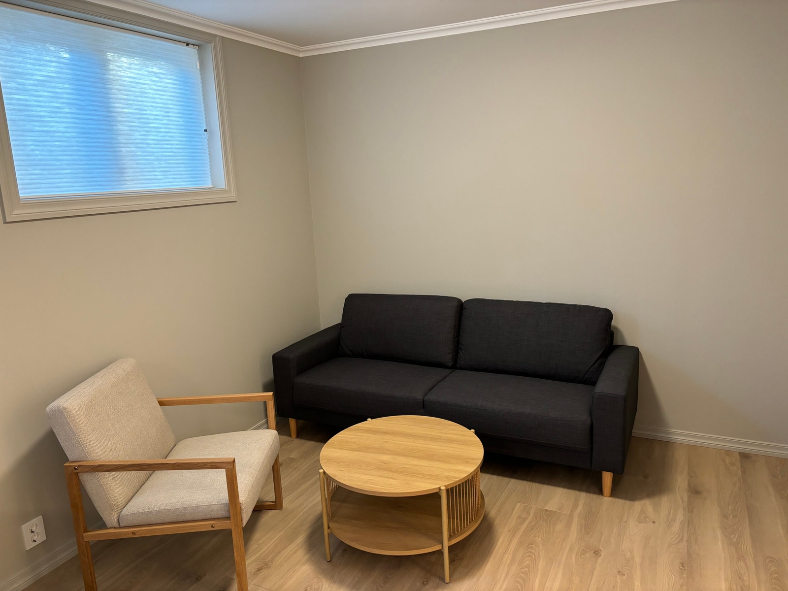 Stue med sofa, bord og stol Galleribilde