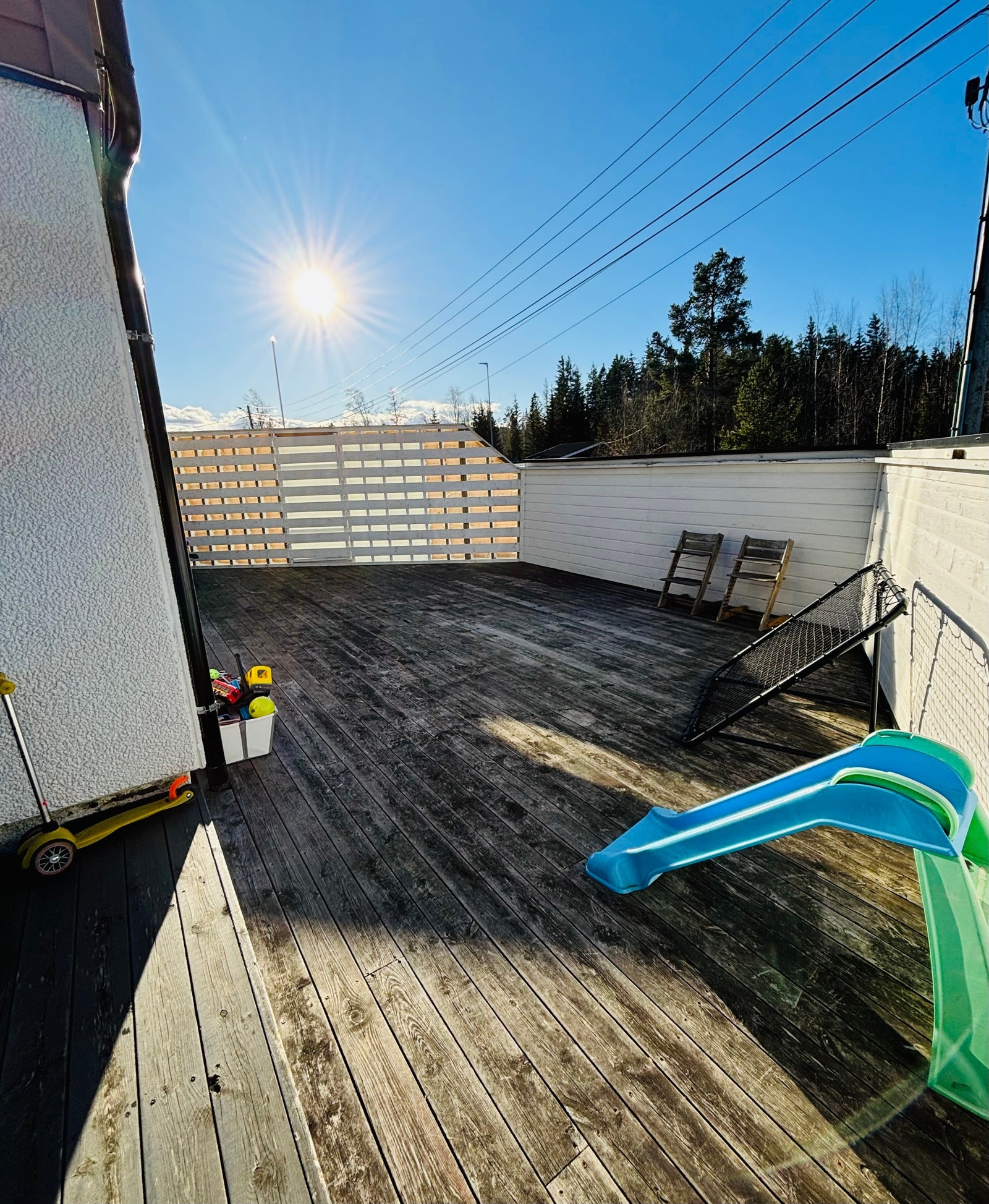 Terasse, mange muligheter! NB: Terassen er slipt og beiset, dette bildet er tatt før beising. Galleribilde