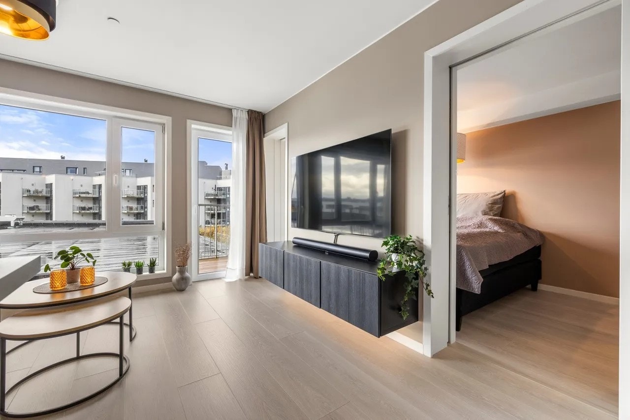 TV on wall Galleribilde