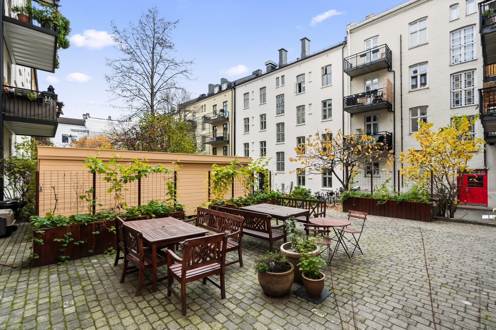 Sykkelbod og uteplass medfølger. Galleribilde