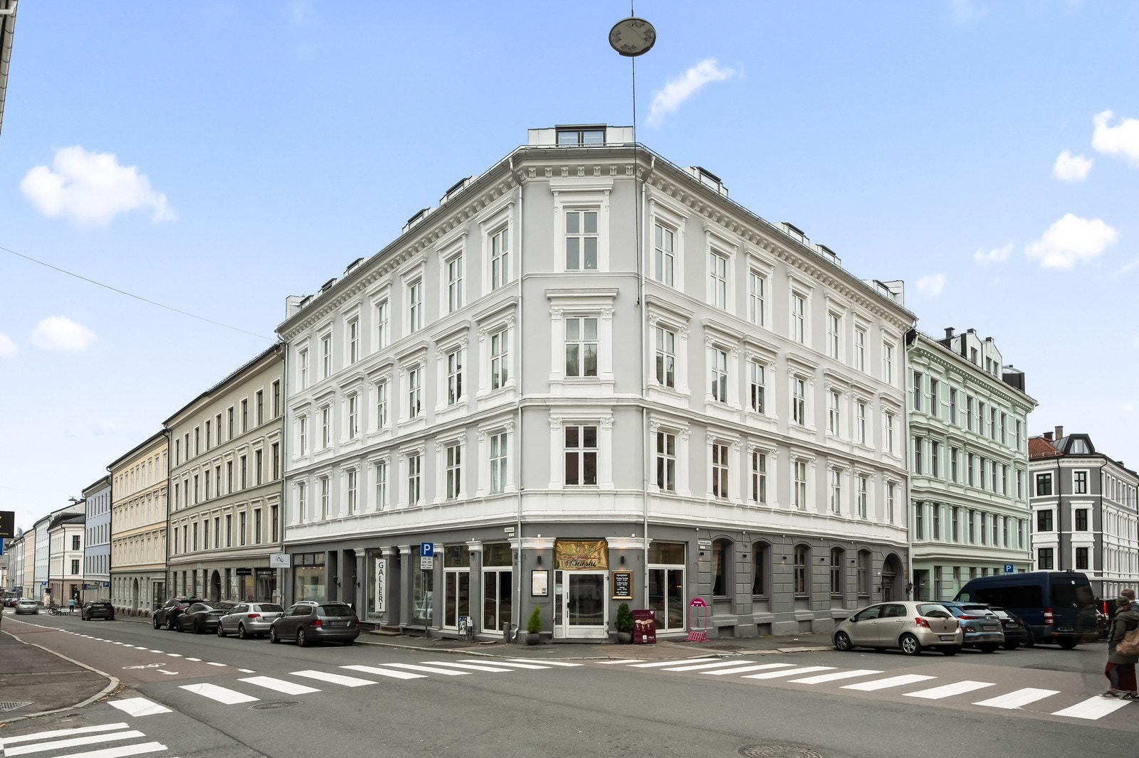 Rolig område, vender ut mot enveiskjørte Markveien. Bygård fra 1892. Galleribilde