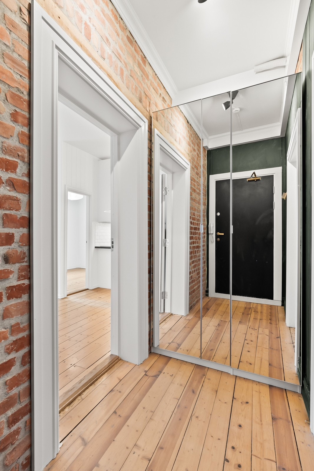 Garderobeskap medfølger (75 cm bred, 238 cm høyt, 60 cm dyp) Galleribilde