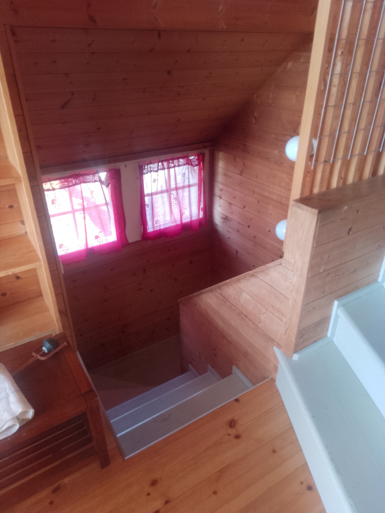 mot trapperom med vinduer Galleribilde