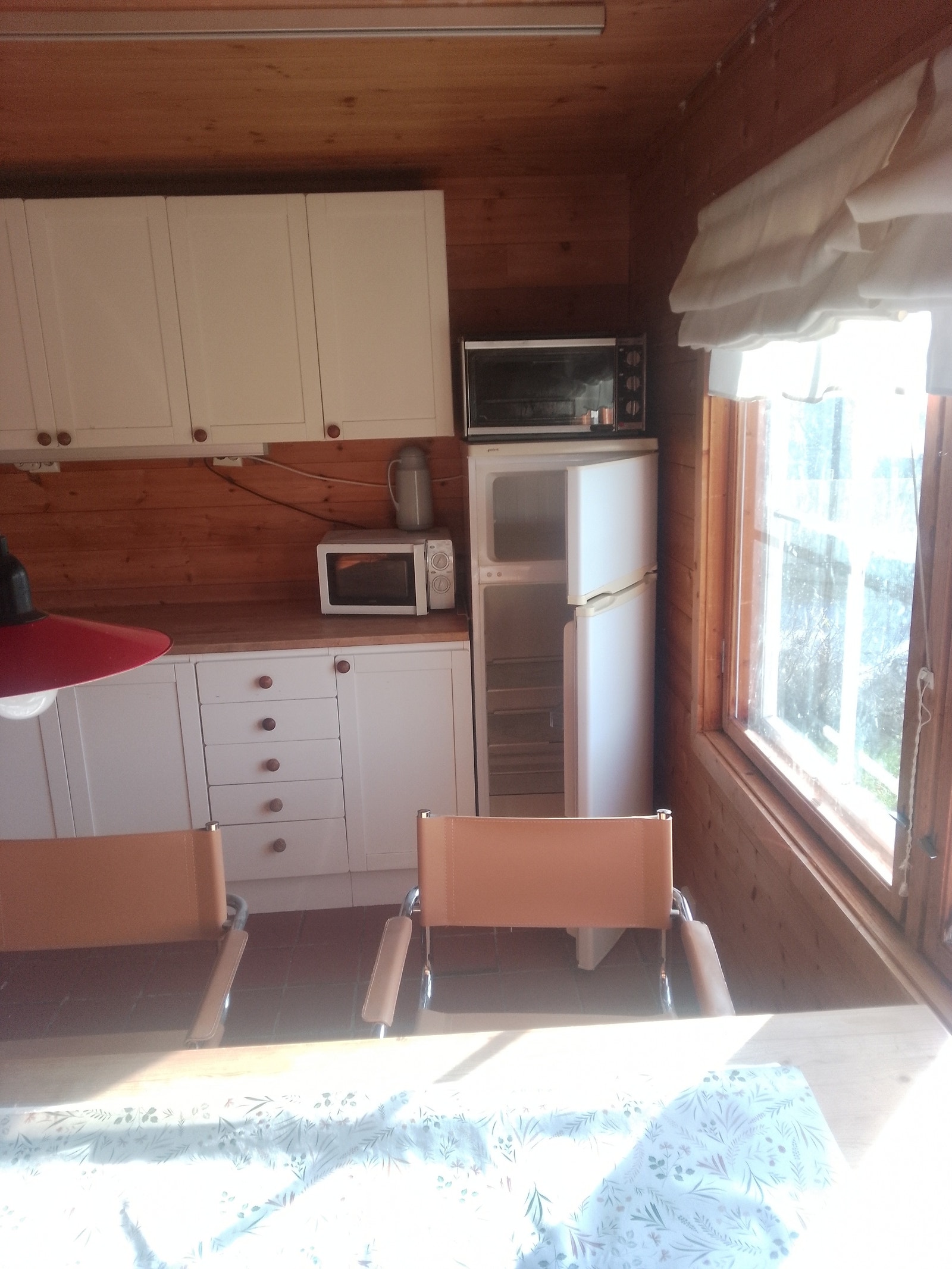 kjøkken med kjøl/fryseskap, el varme i gulv Galleribilde