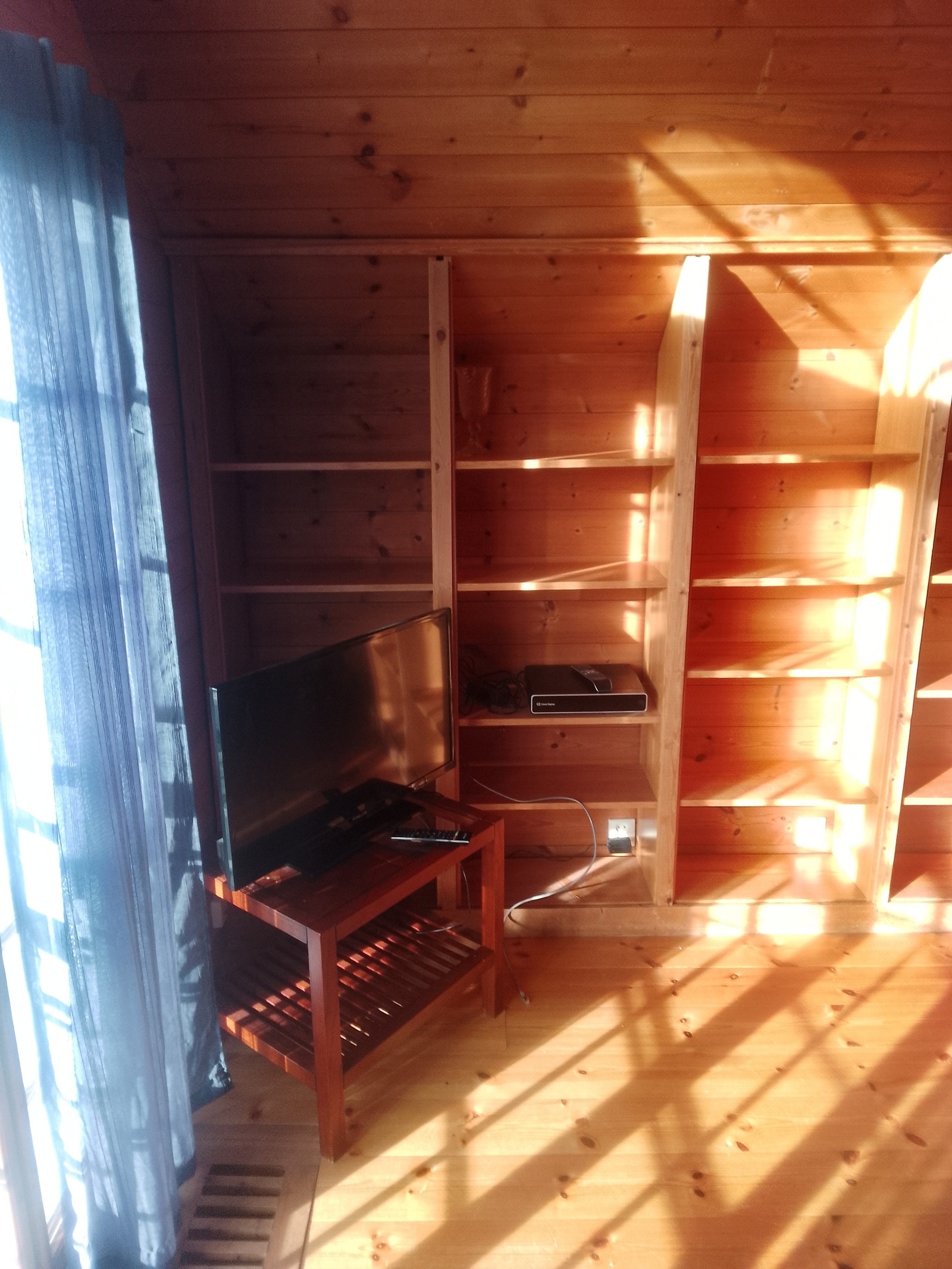 tv bredbånd, faste bokhyller Galleribilde