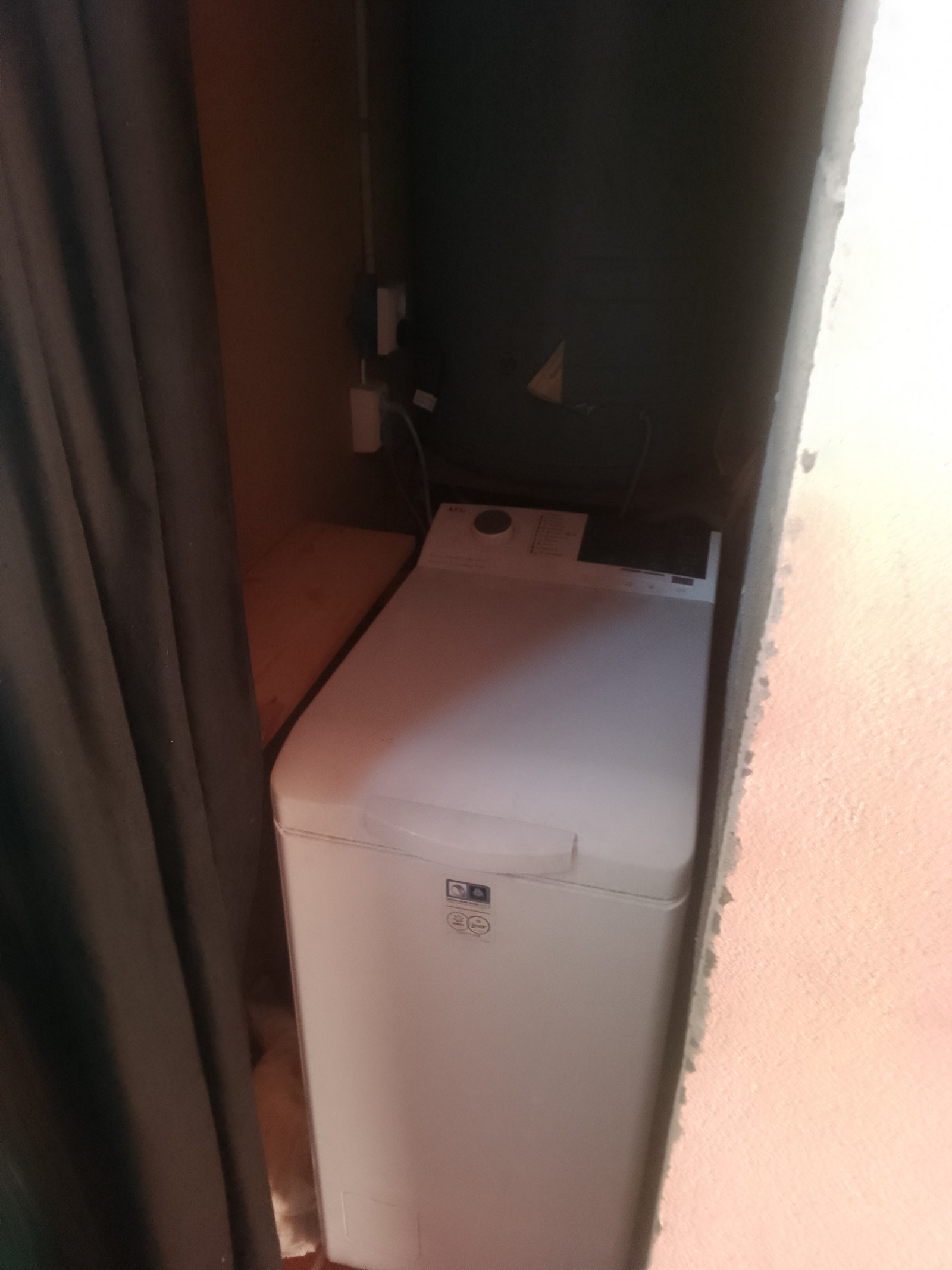 vaskemaskin i nisje i gang Galleribilde