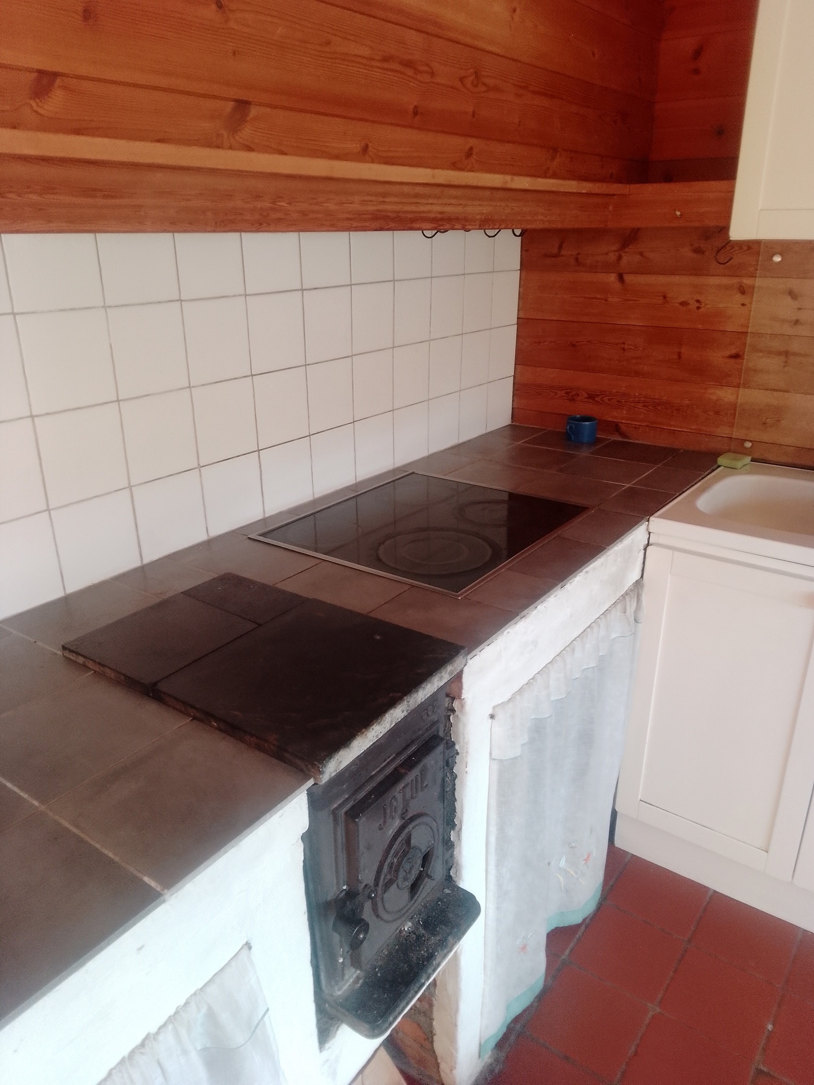 kjøkken med vedovn og moderne stekeplate Galleribilde