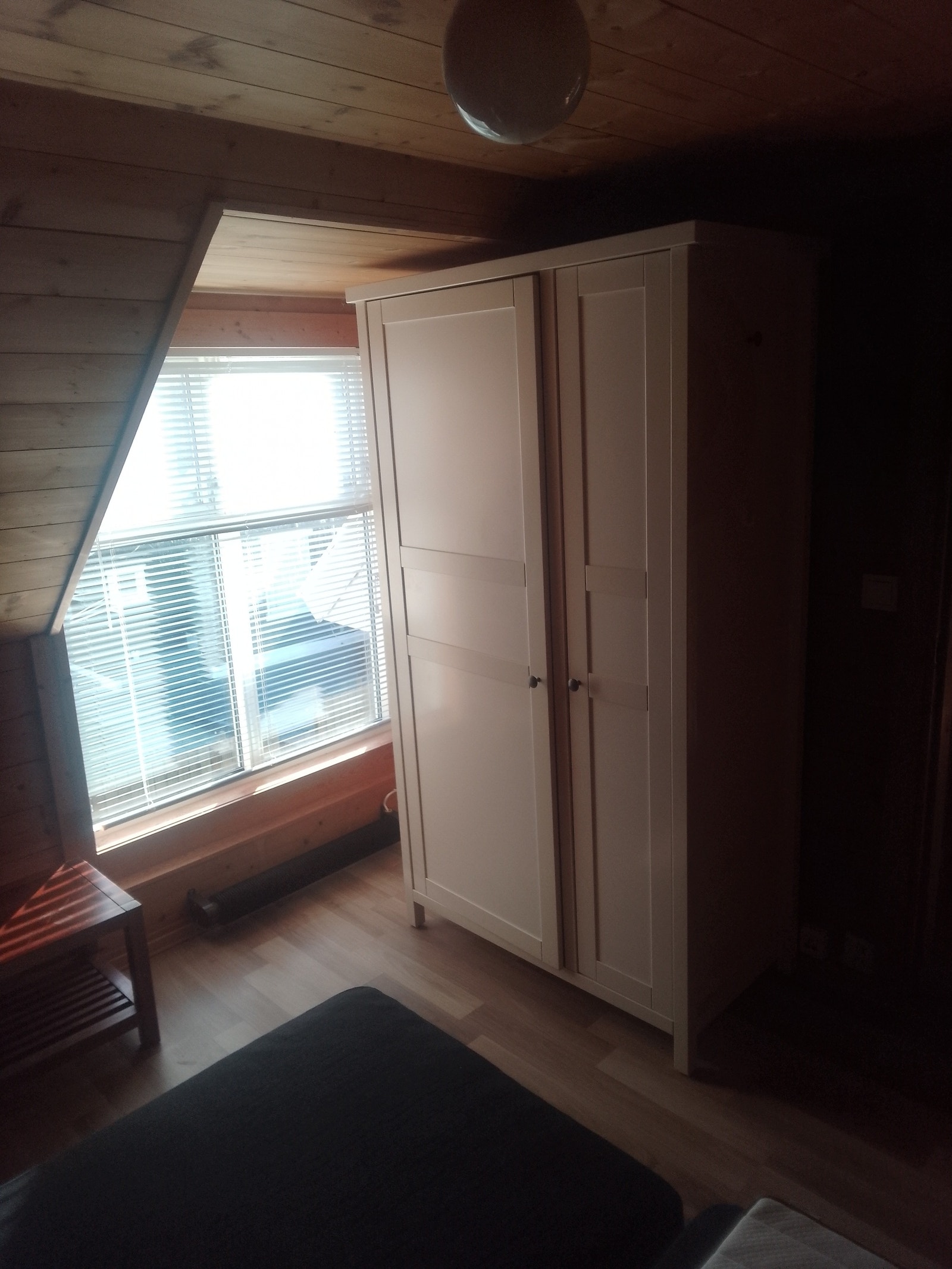 soverom stort vindu og skap Galleribilde