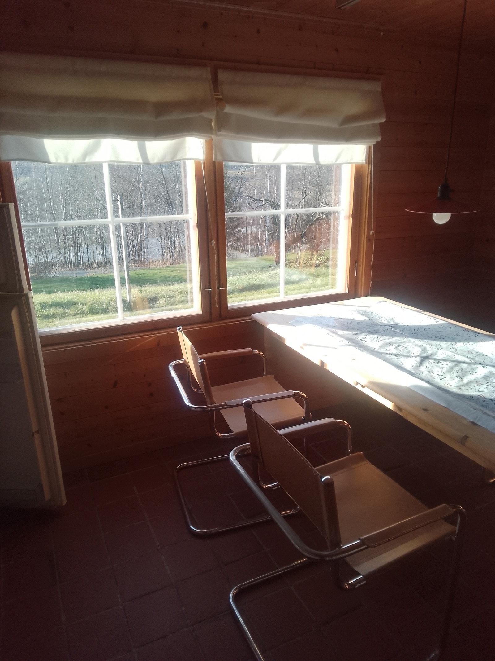 kjøkken stort spisebord godt naturlig lys Galleribilde