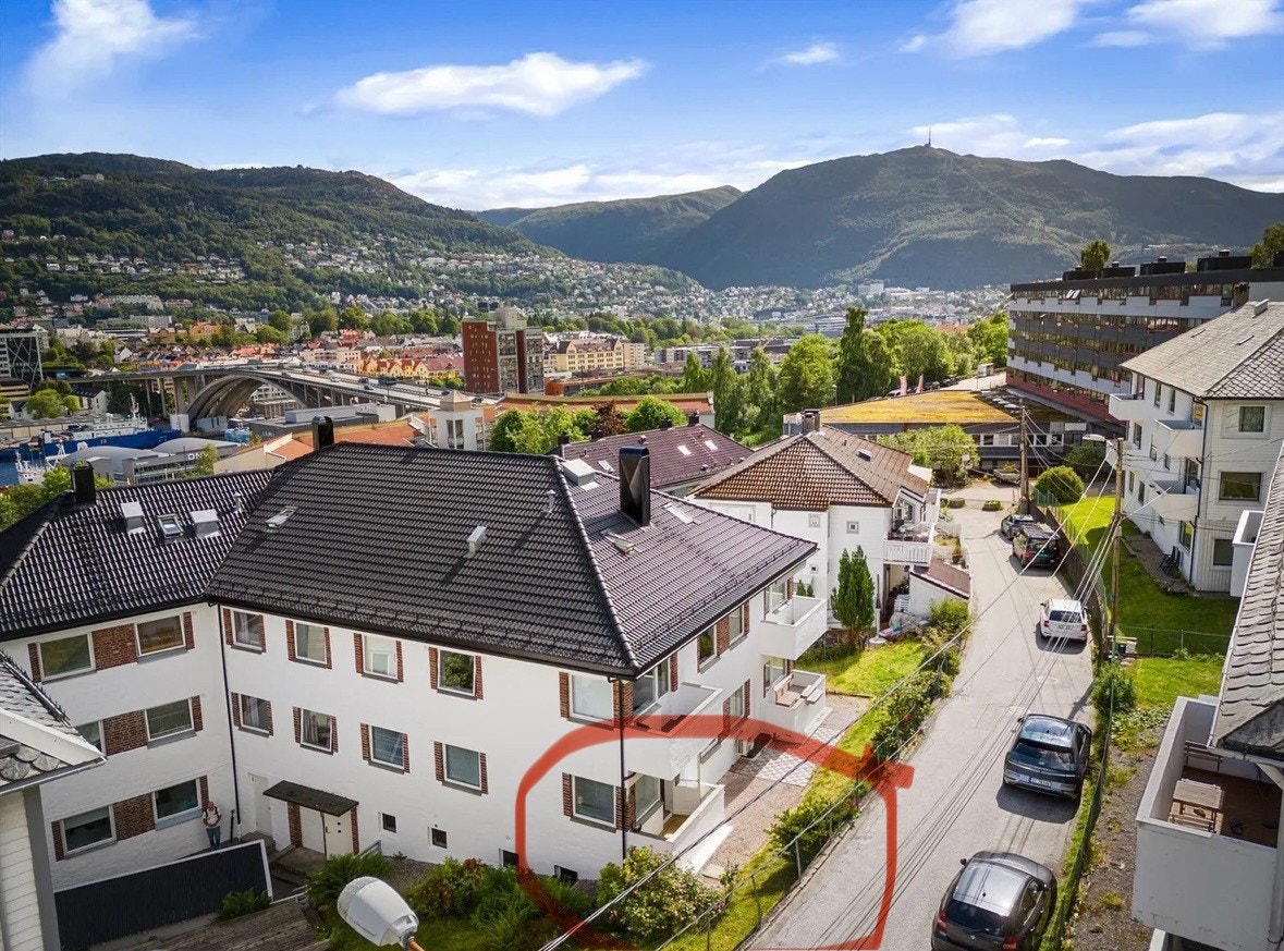 Egen balkong og tilgang til hage på solsiden av huset. Galleribilde