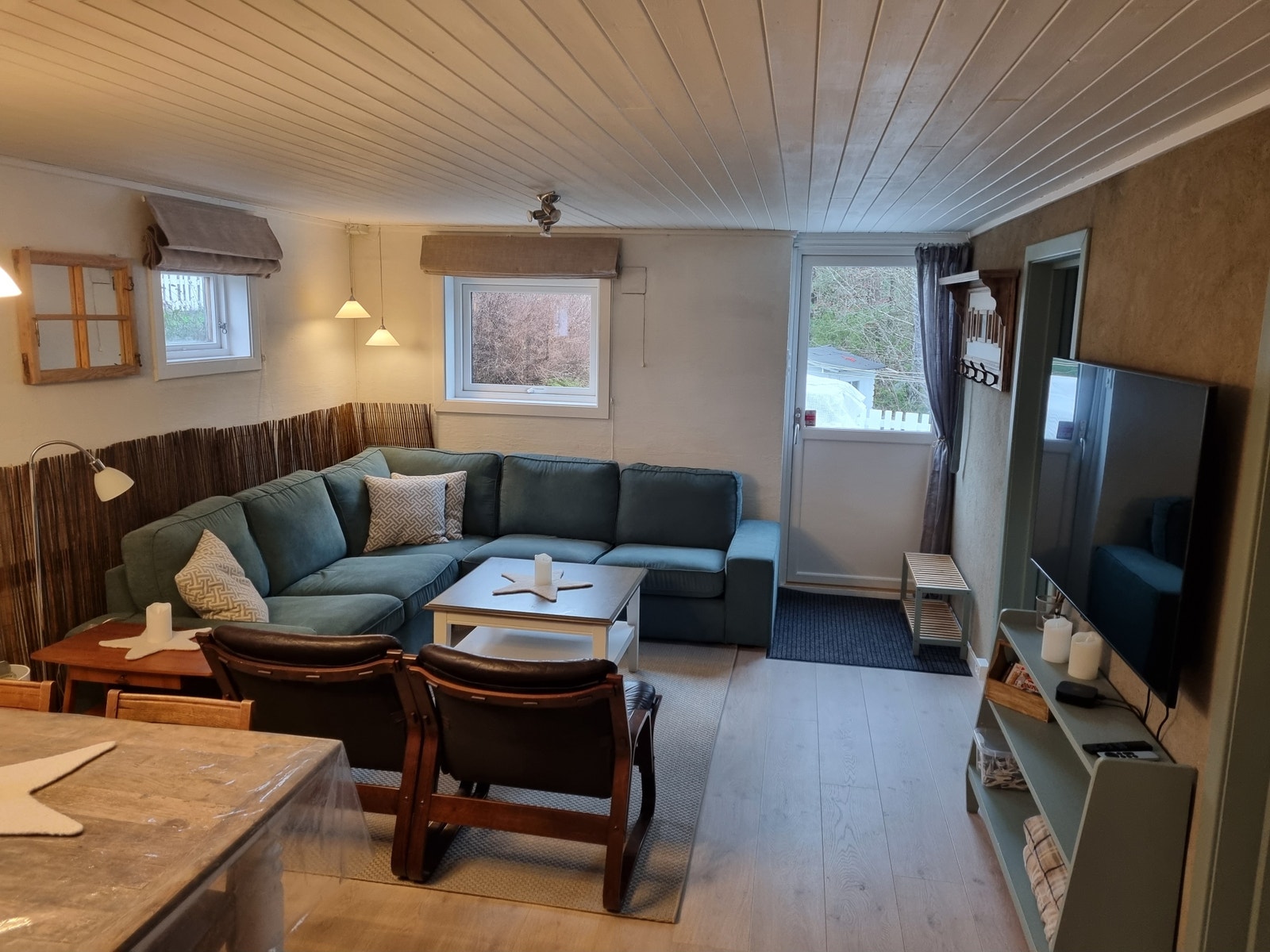 Stue med deilig sofa og tv Galleribilde