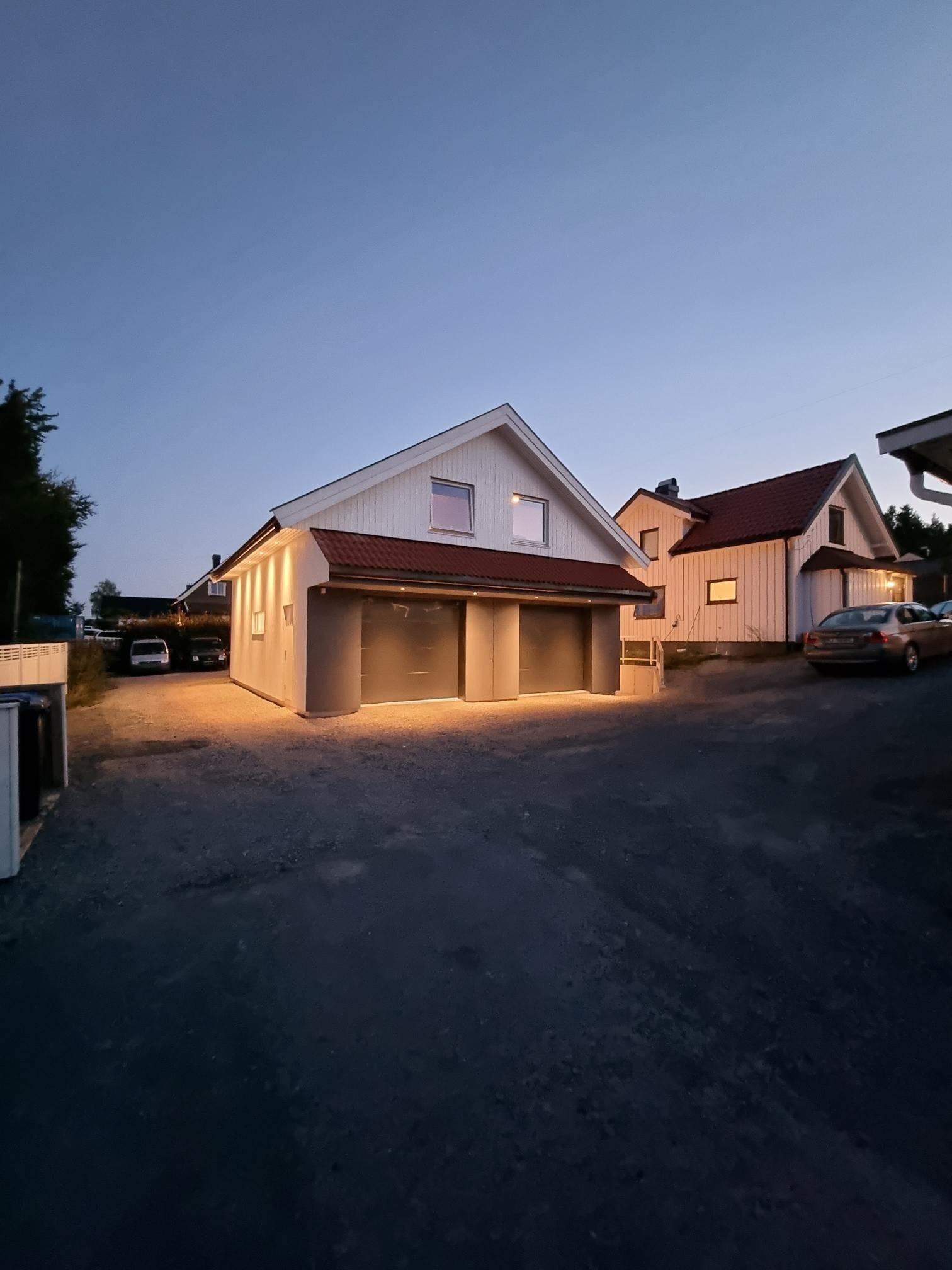 Kollektivet er i eneboligen på høyre side Galleribilde