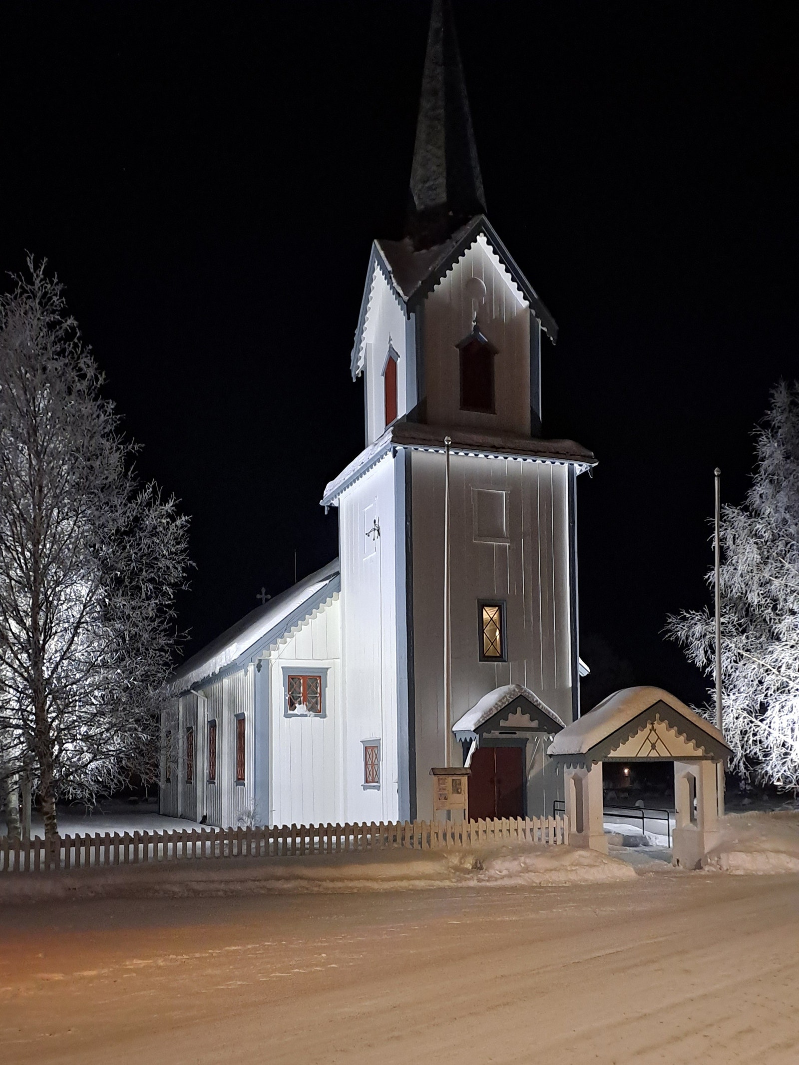 Ljørdalen kirke i sentrum. Kirka er bygget i tre og ble oppført i 1872. Kirken har rektangelplan og 200 sitteplasser Galleribilde