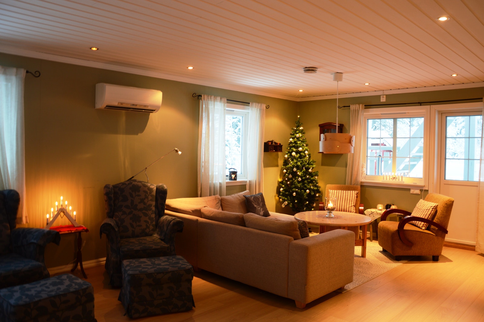 Stue med sofa og 2 ørelappstoler Galleribilde