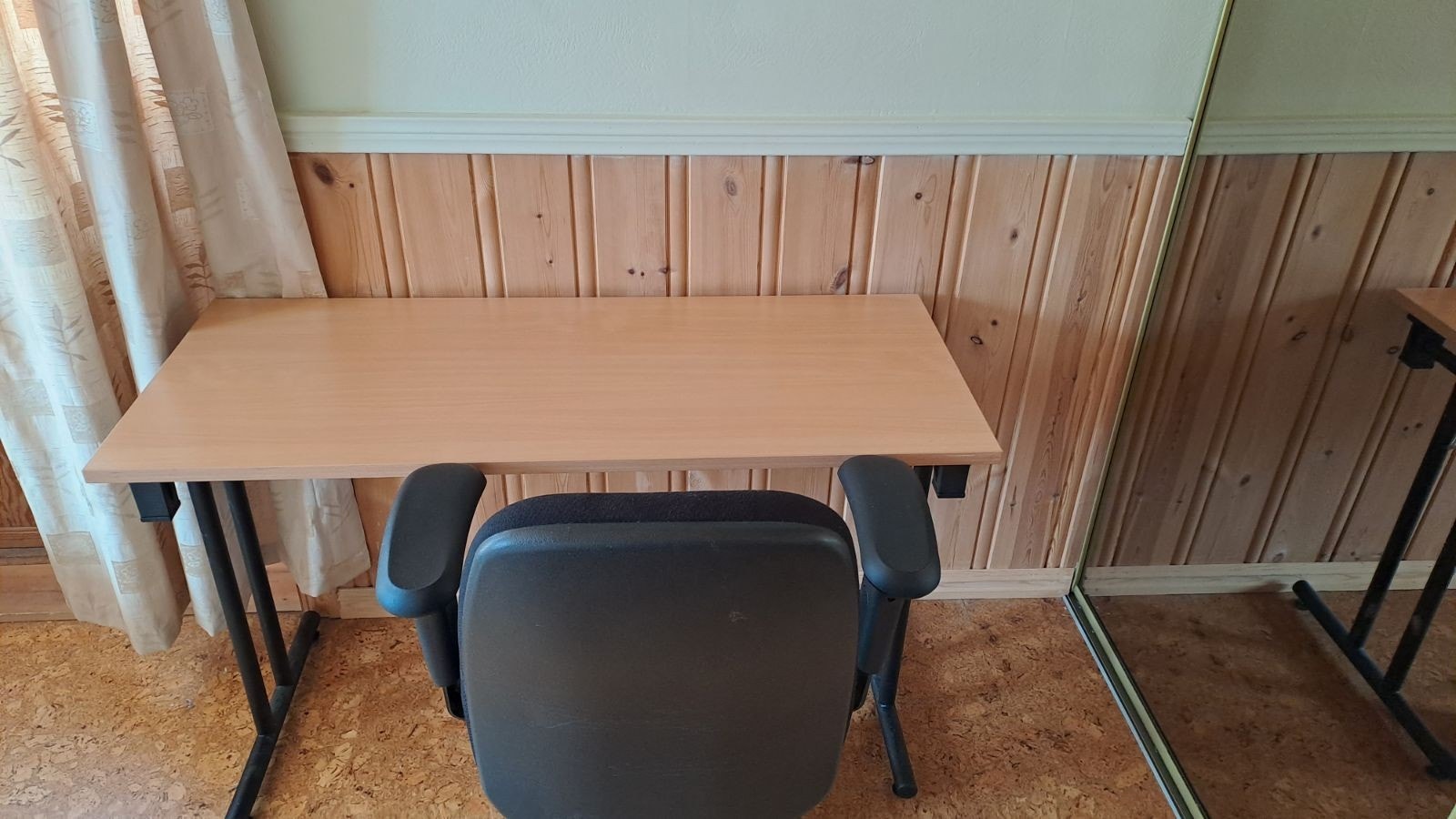 Arbeidsbord med kontorstol finnes på 3 av soverommene. Galleribilde