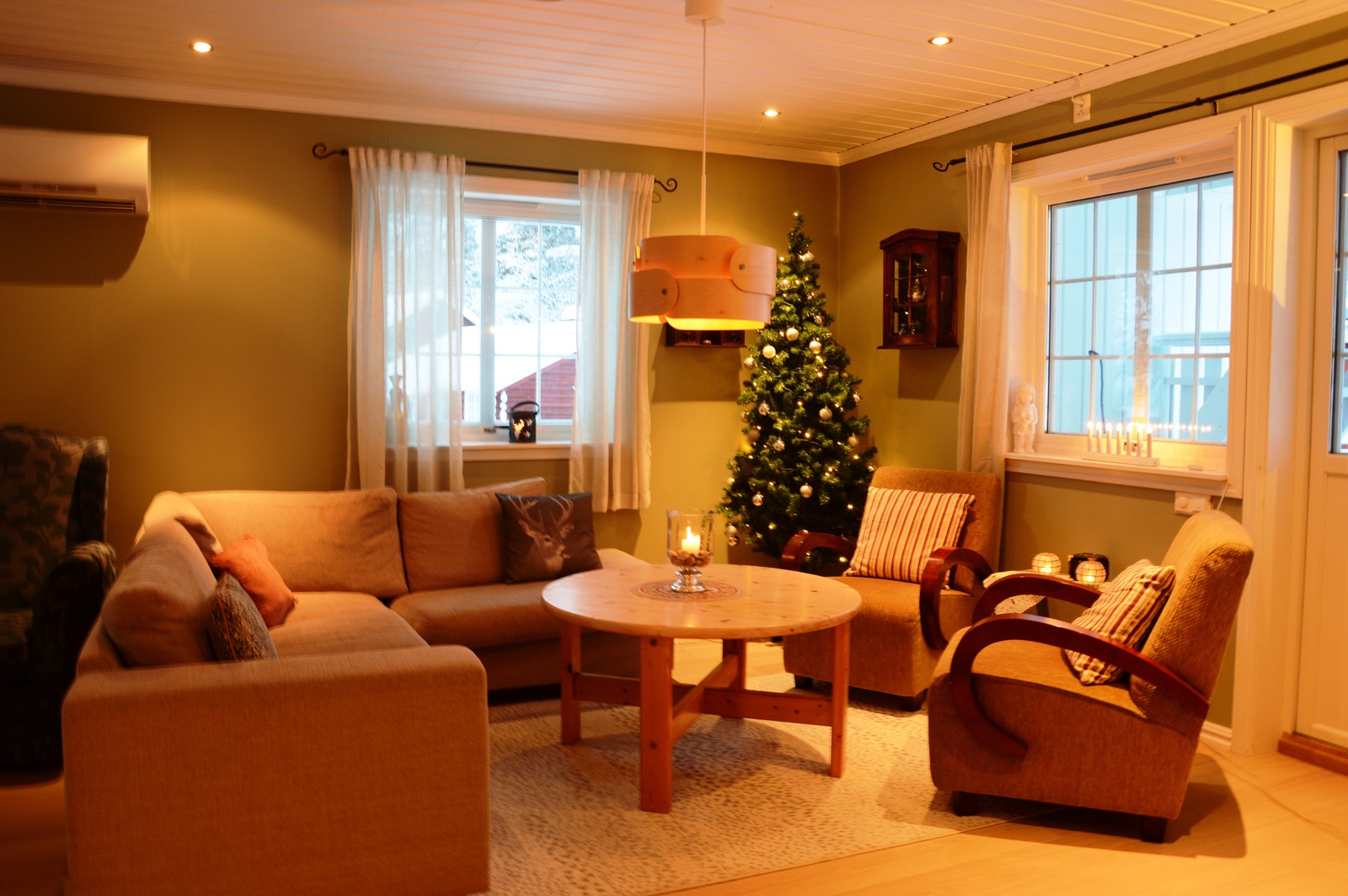 Stue med sofa. Galleribilde