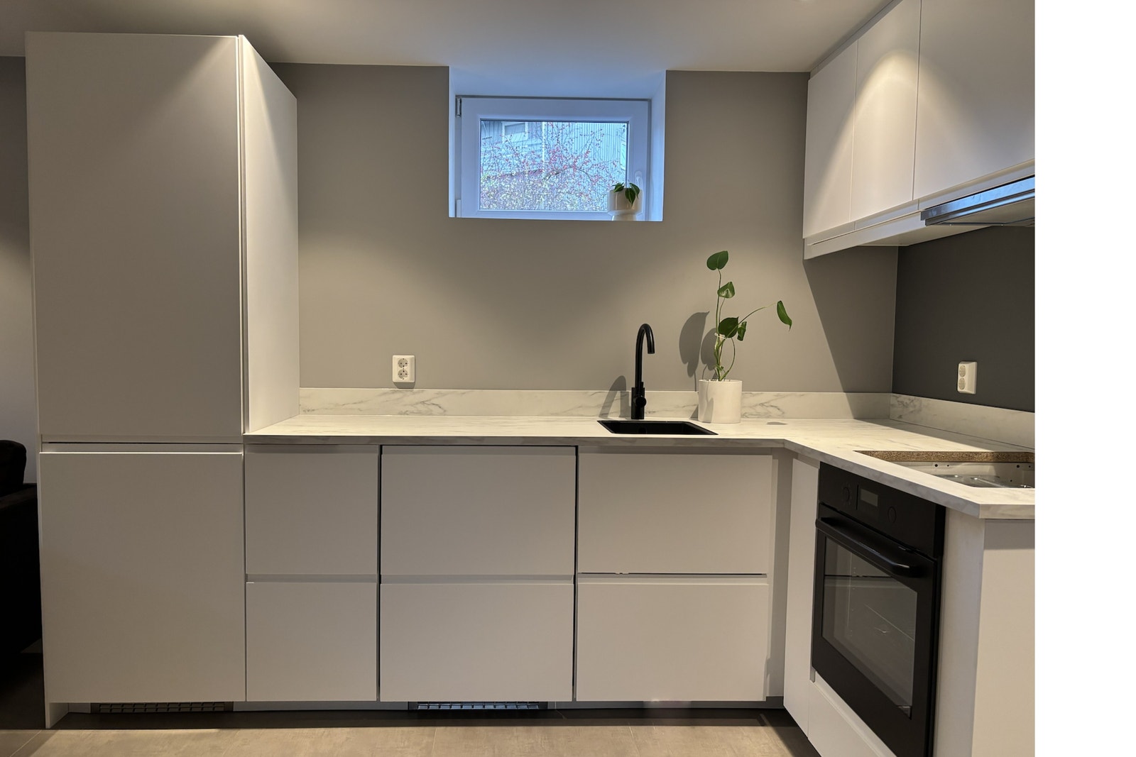 Helt nytt kjøkken fra IKEA ble satt inn i desember 2024, med fine svarte detaljer som står i stil til resten av rommet. Platetopp i induksjon vil installeres den kommende uken av elektriker. Galleribilde
