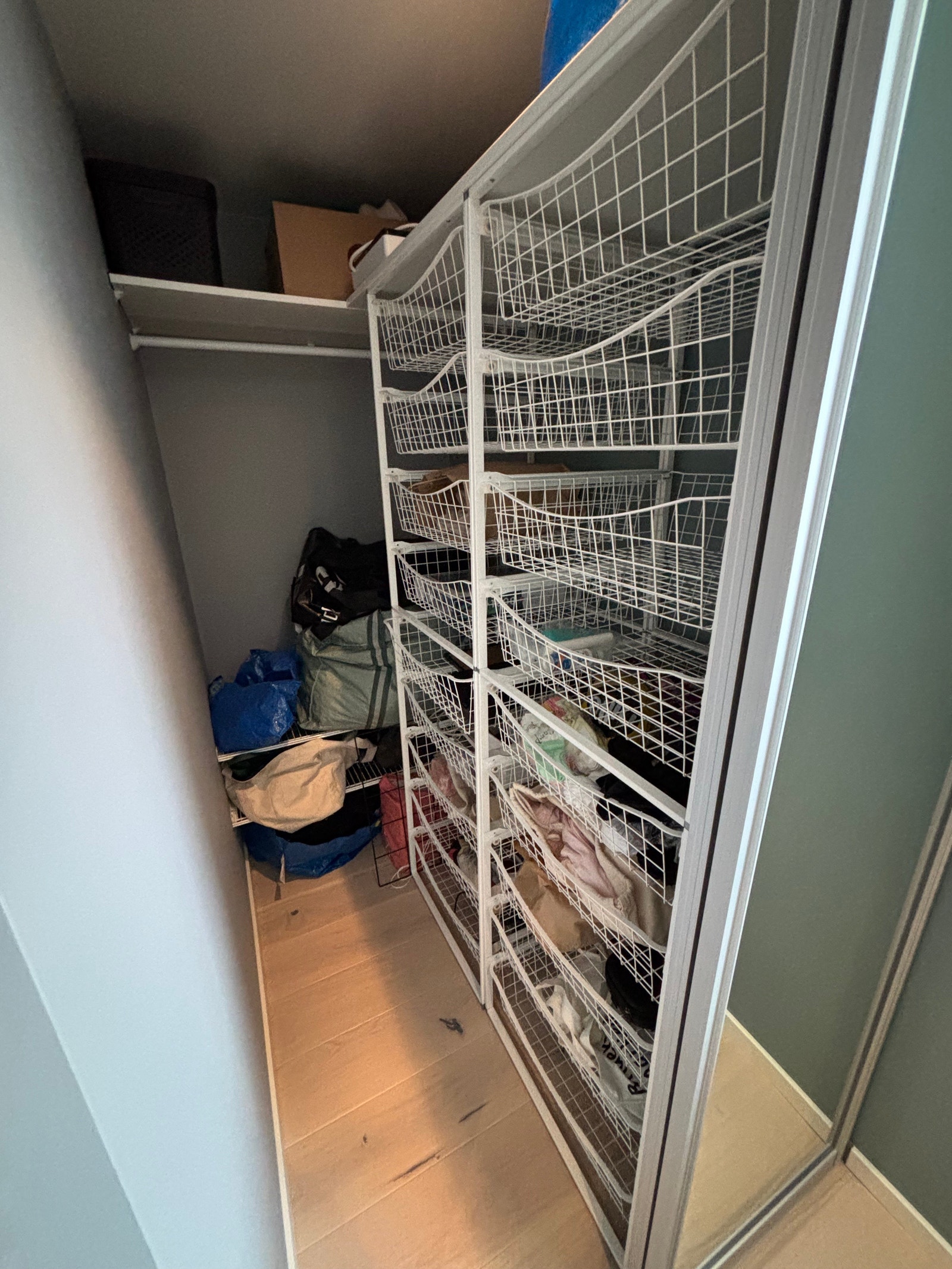 Praktisk walk-in closet med plass til mye oppbevaring. Galleribilde