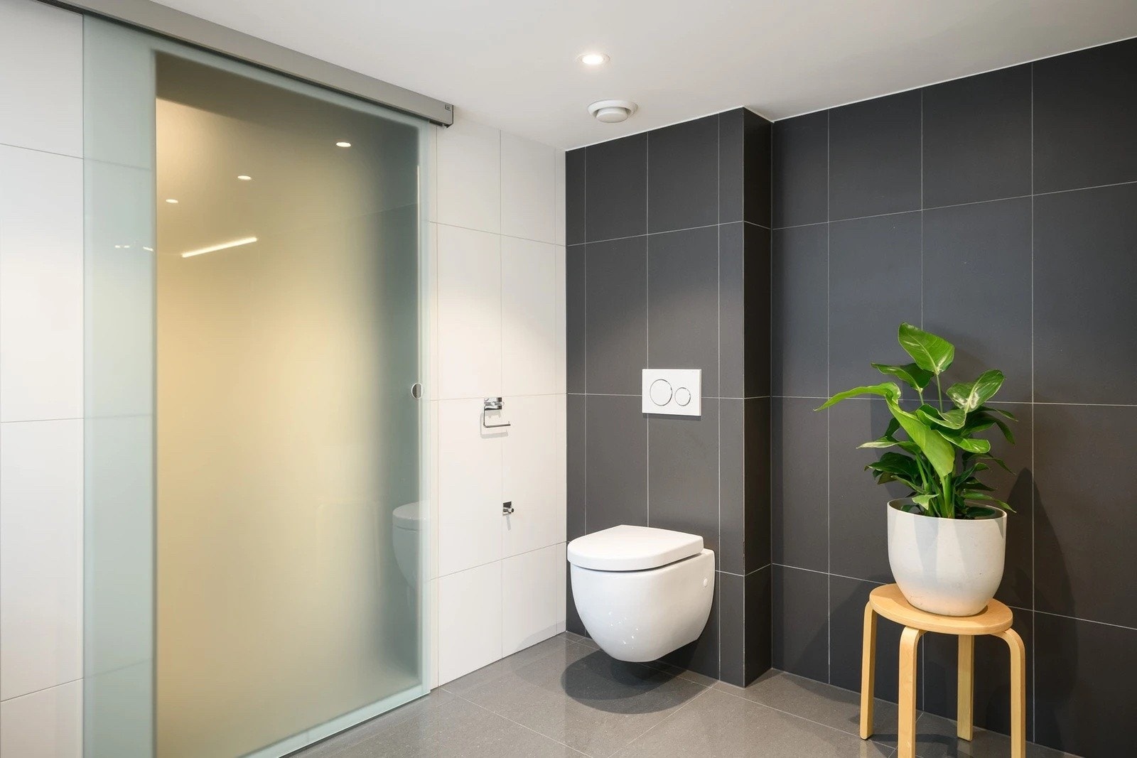 Lekker og hendig skyvedør i frostet glass. Galleribilde