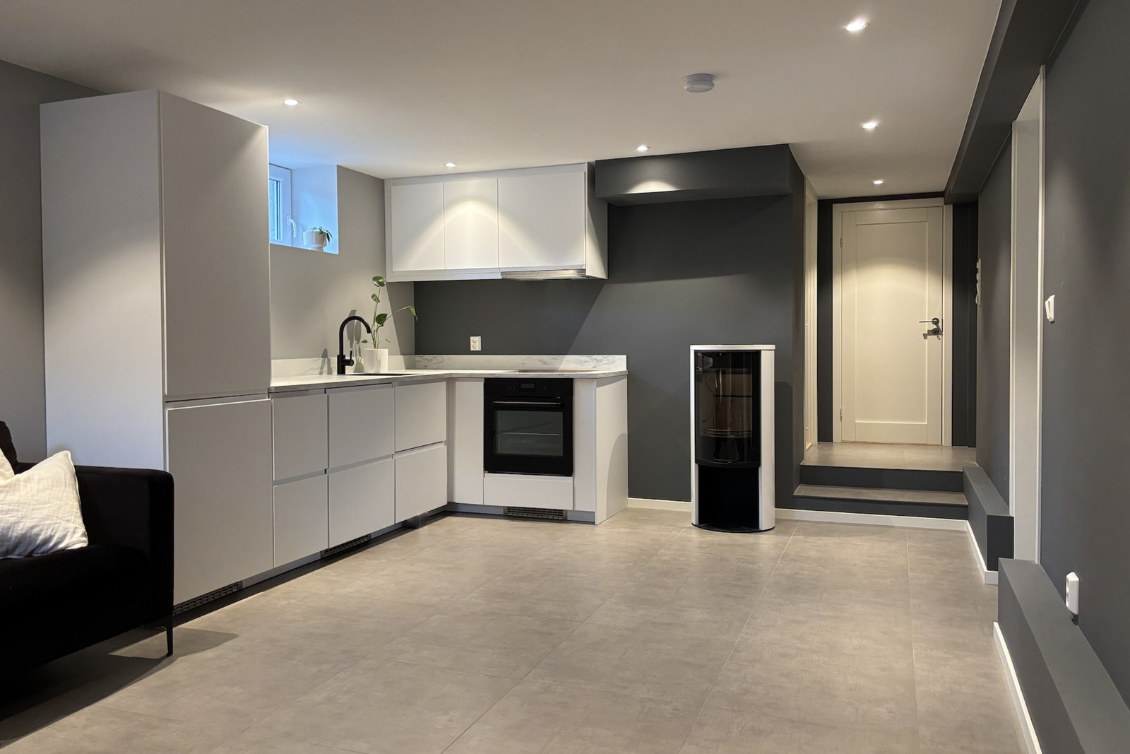 Hybelen er av god størrelse og med nytt IKEA-kjøkken fra desember 2024. Her har du plass til stor sofa, spisebord og TV. Galleribilde