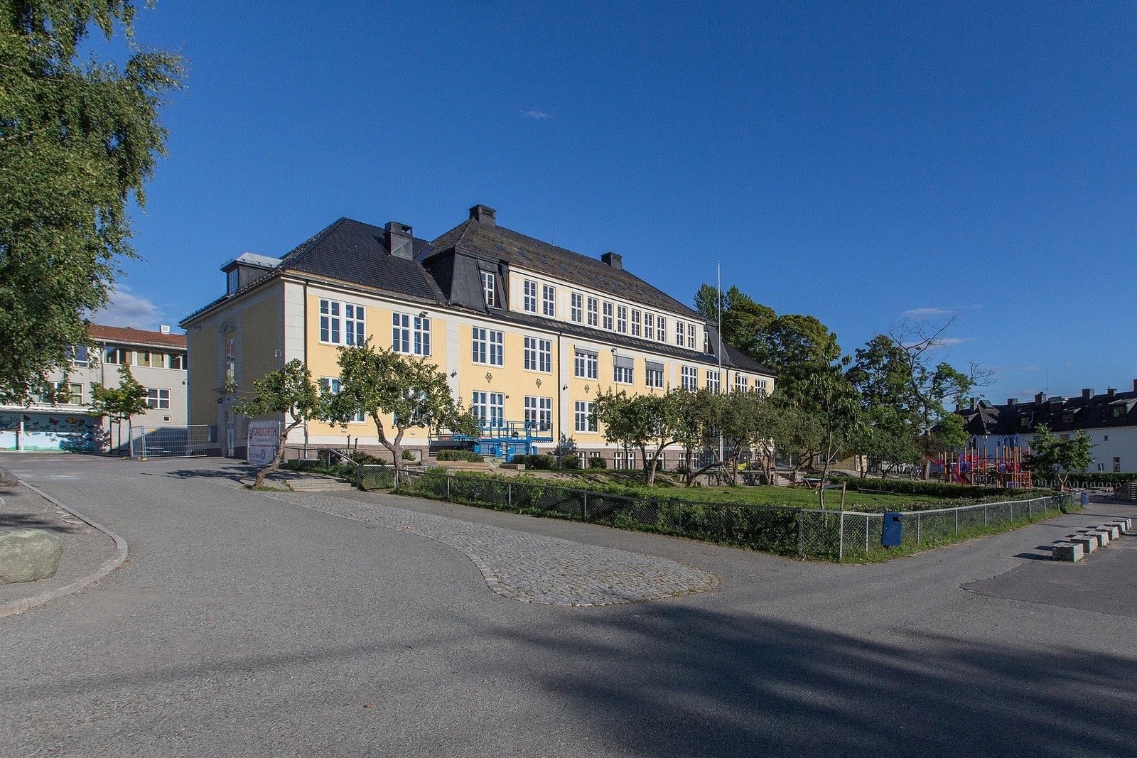 Hybelen ligger i et rolig boligstrøk rett ved idylliske Bekkelaget skole. Galleribilde
