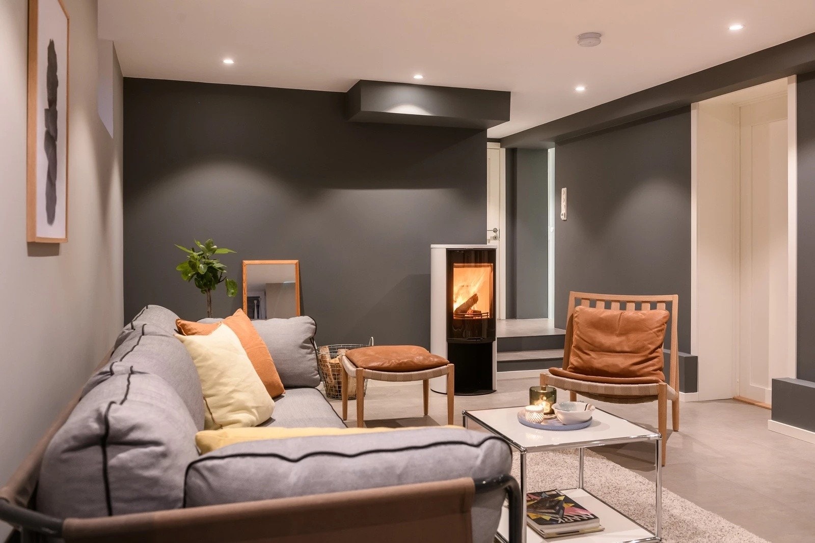 Ny parkett og nymalt i 2023. Peis og god takhøyde gir en god opplevelse av rommet. Her før kjøkken ble satt inn. Galleribilde