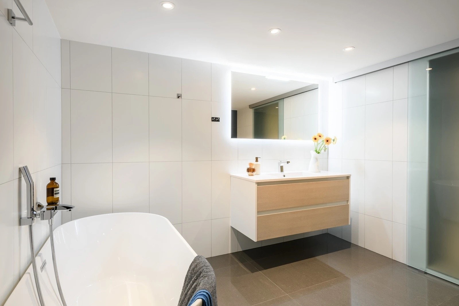 Badet er av svært god størrelse og gir spa-følelse. Både badekar og separat dusj-sone. Galleribilde