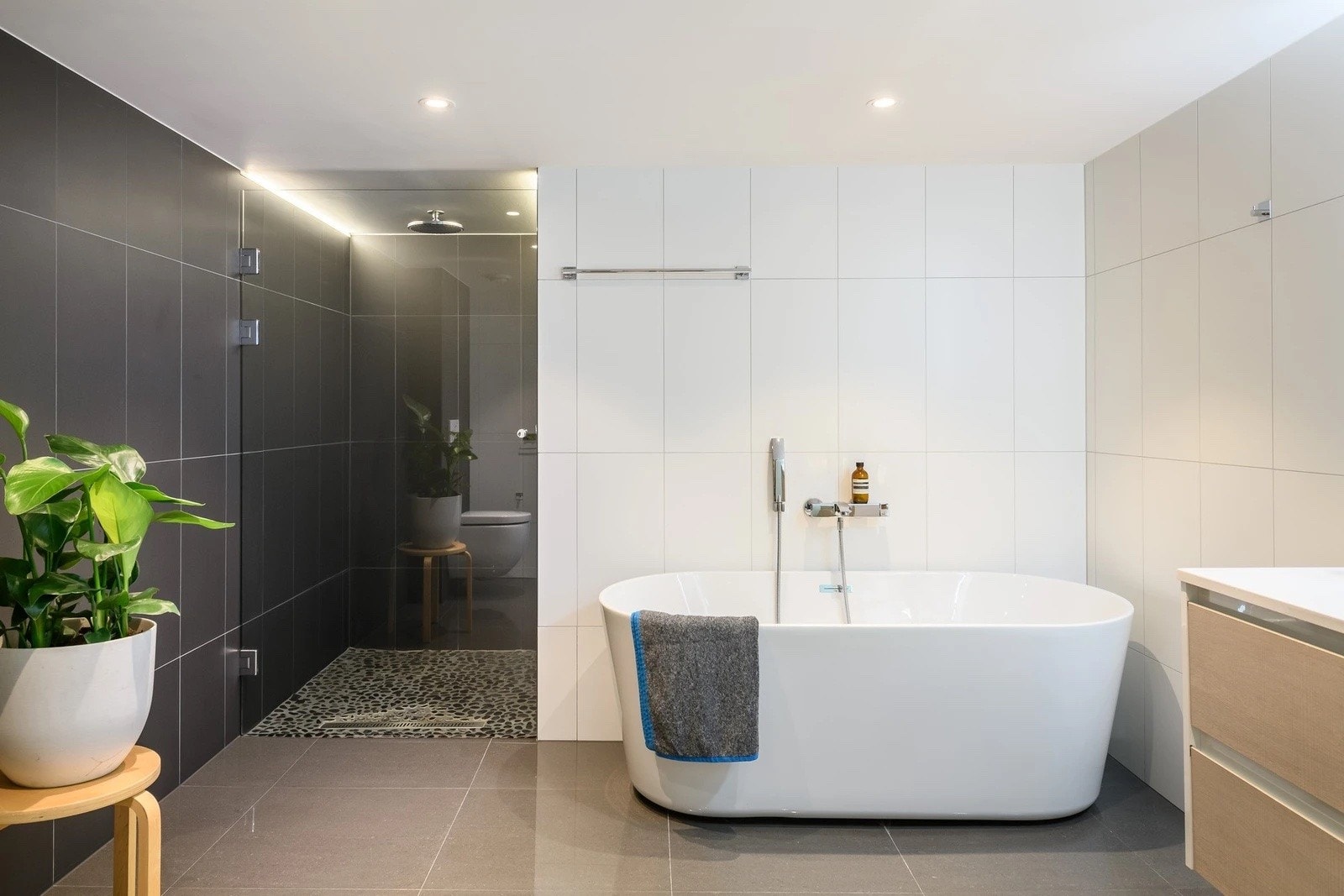 Hybelen har et stort bad med spa-følelse. Galleribilde