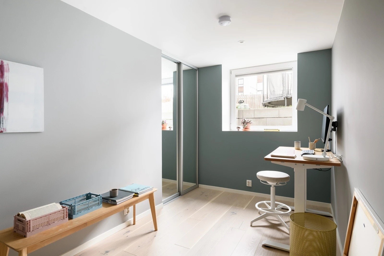 Fint og lyst soverom med plass til dobbeltseng. Rommet er tidligere brukt som hjemmekontor. Bak speilet er et walk-in closet av god størrelse. Galleribilde