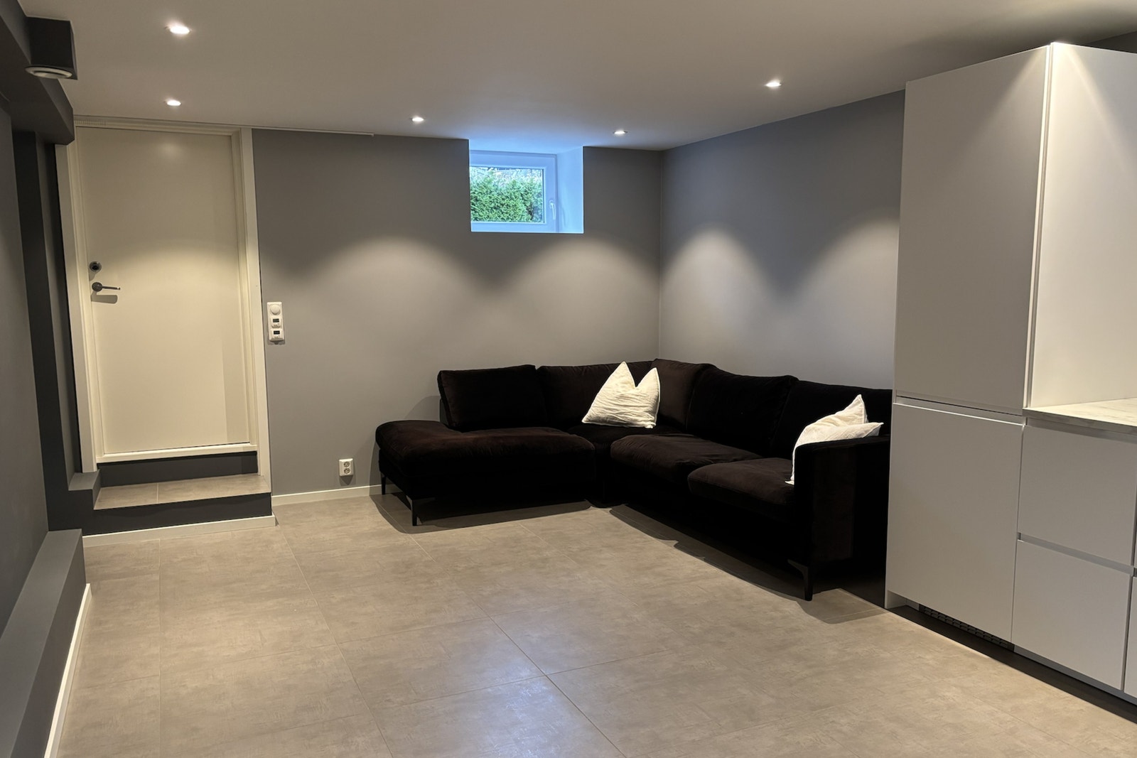 Romslig oppholdsrom med plass til stor sofa og spisebord. Galleribilde