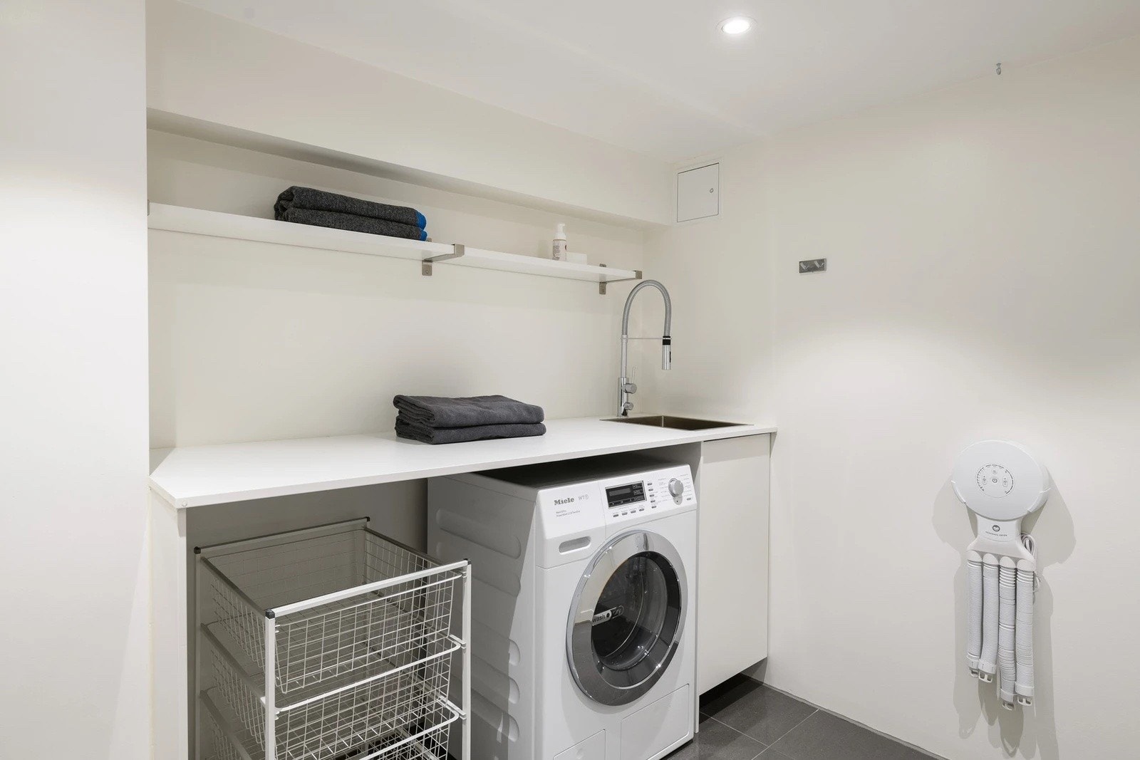 Separat og praktisk vaskerom med klosett. Varmekabler i gulv. Galleribilde