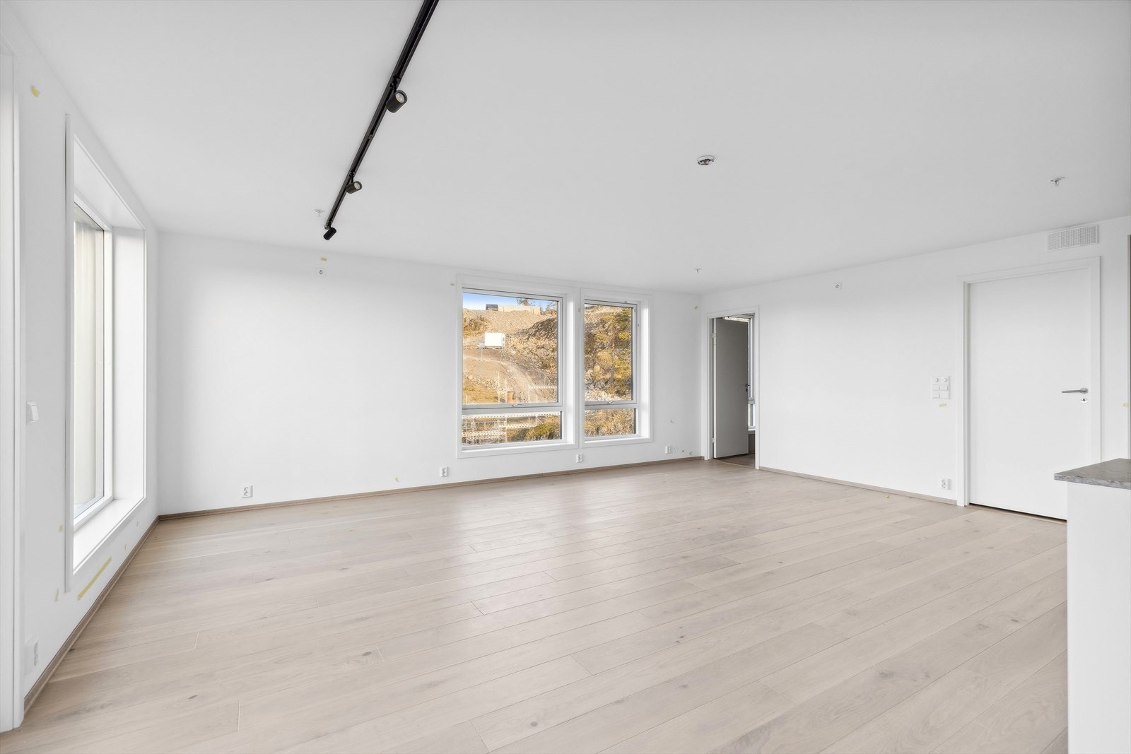 Stuen har godt med vinduer og fine lysforhold. Galleribilde