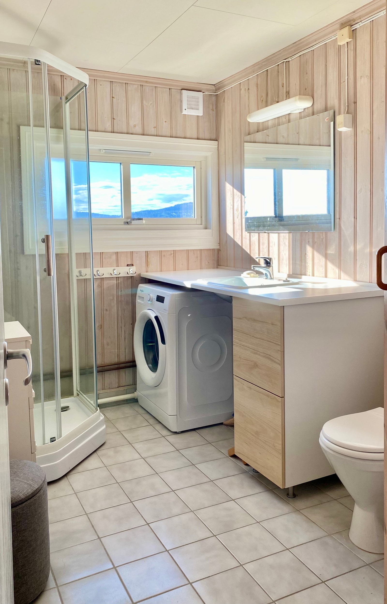 Fullt utstyrt bad m. vaskemaskin Galleribilde