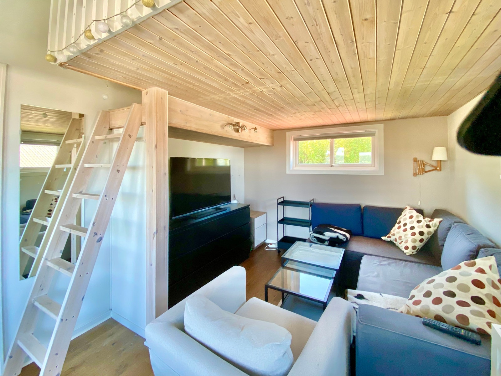 Stue med stige opp til stor hems Galleribilde